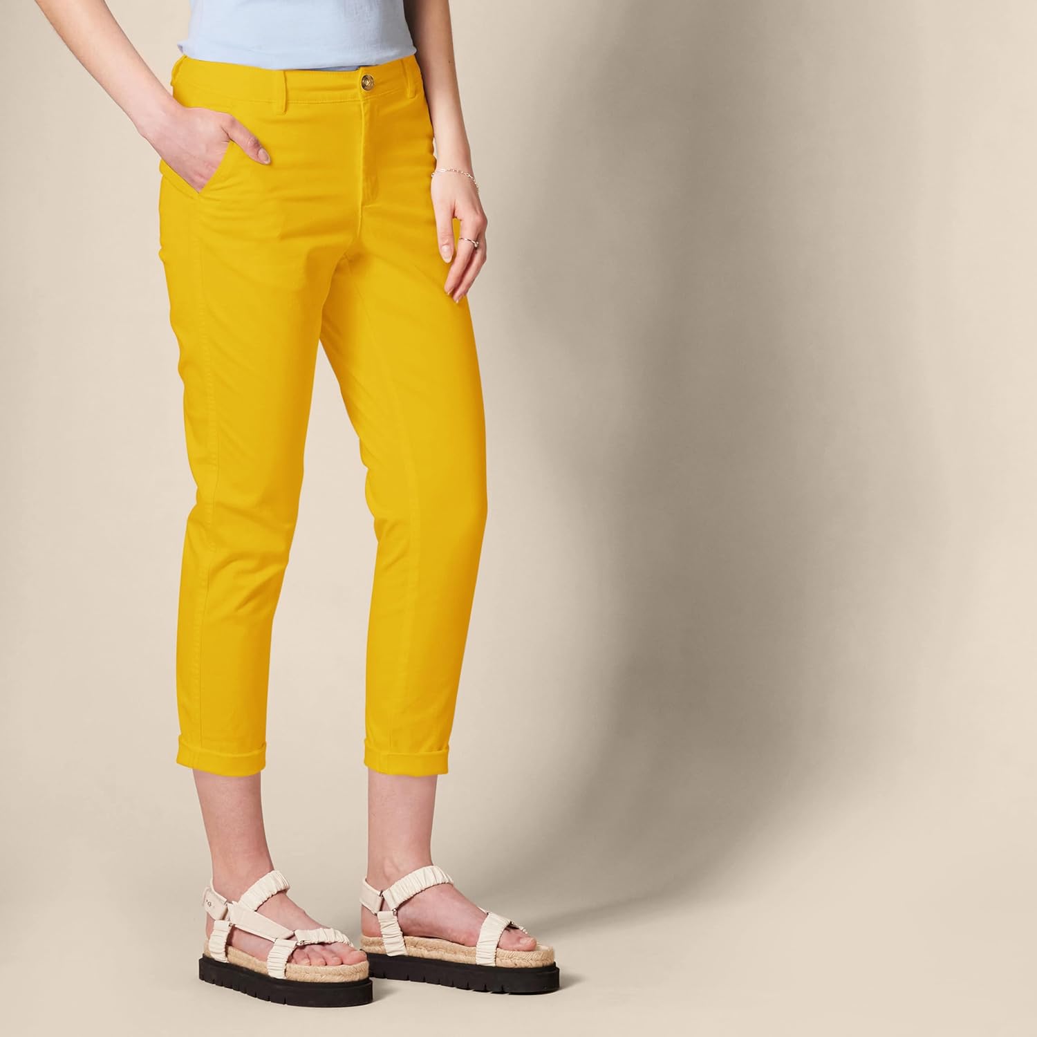 Thumbnail 2 de Amazon Essentials women’s mid-rise slim-fit stretchy cropped tapered leg khaki trousers (plus size available)