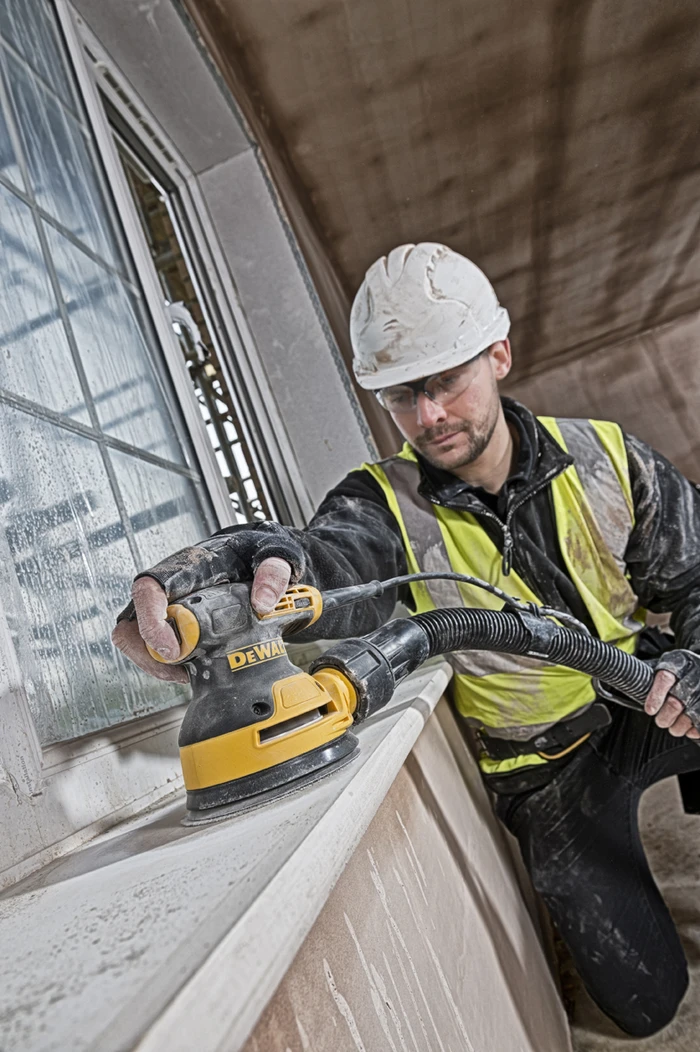 Detalle 2 de DeWalt DWE6423-QS Exzenterschleifer – kompakt, 125 mm Schuh, 12.000 U/min