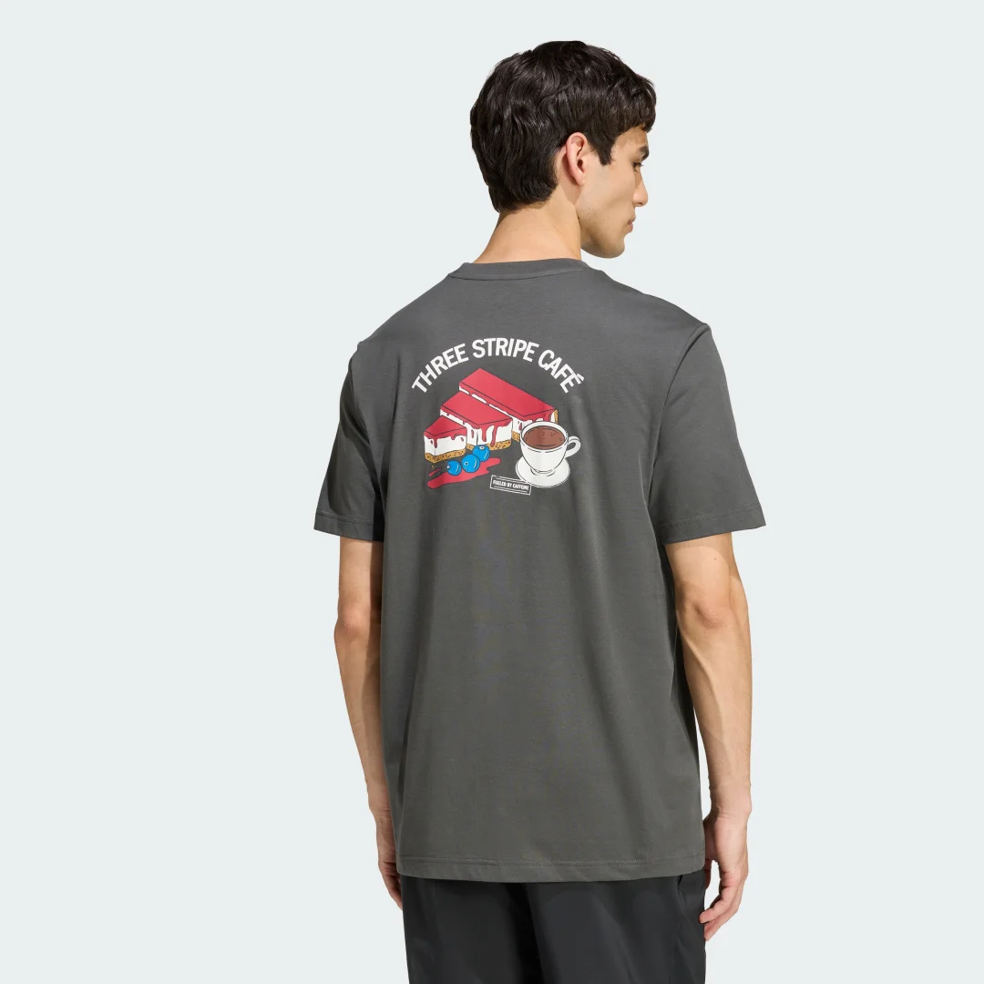 Detalle de Camiseta estampada Coffee Café Cheesecake de Adidas – gris
