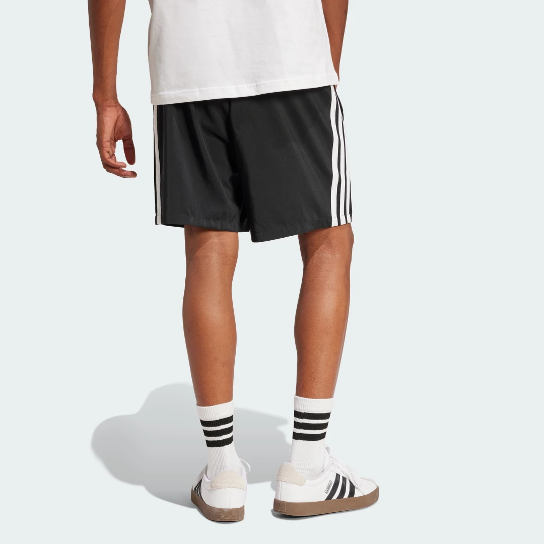 Detalle 2 de Pantalón corto Essentials Chelsea 3 bandas de Adidas – negro