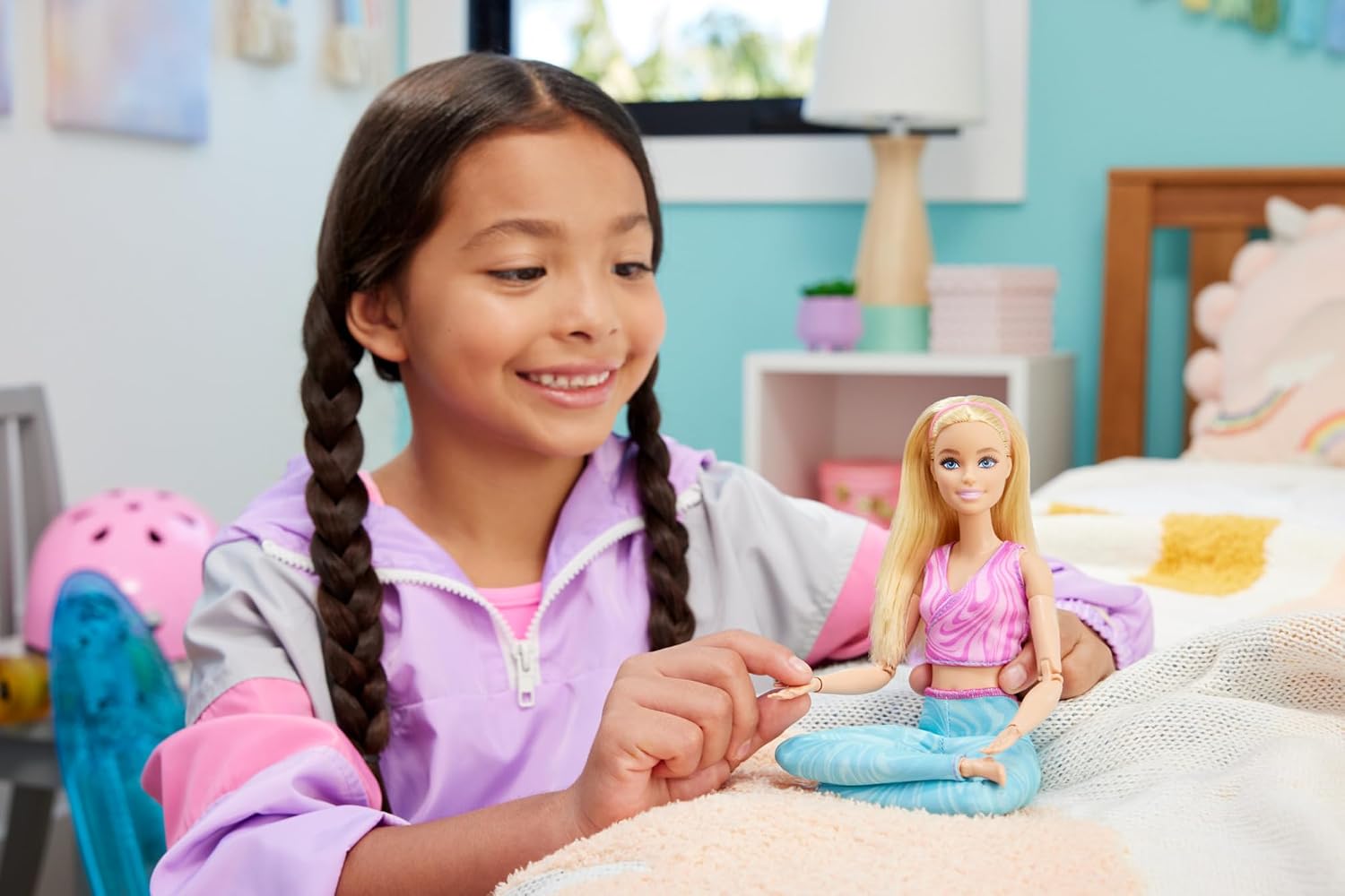 Detalle 2 de Barbie Made to Move - Muñeca Rubia con Ropa Deportiva 🧘♀