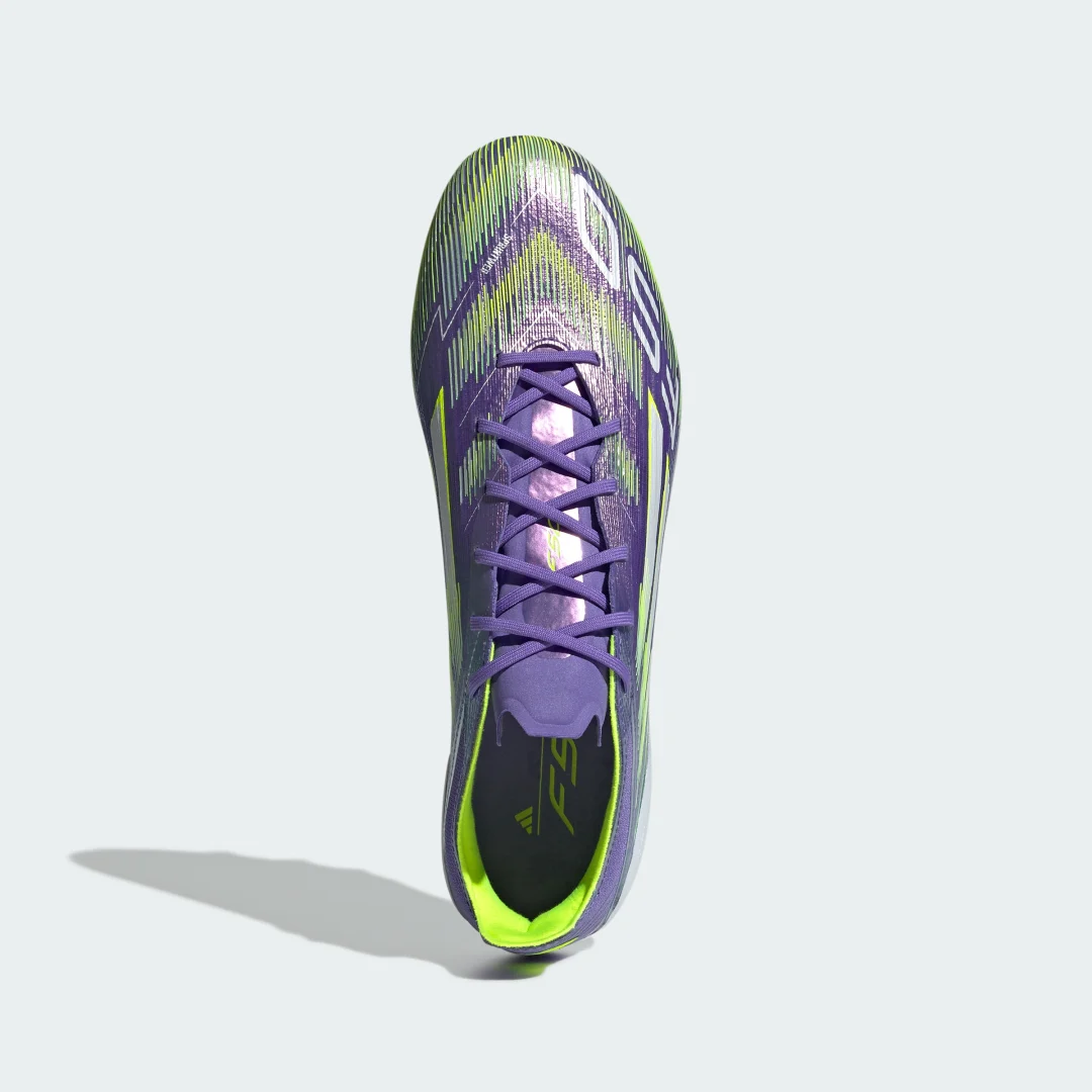 Detalle de Adidas F50 Elite para césped artificial: bota violeta de fútbol