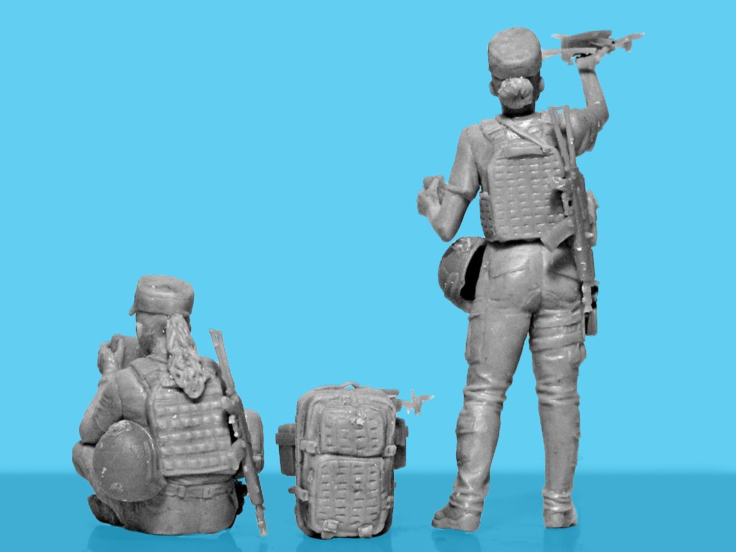 Thumbnail 5 de アイシーエム 35755 1/35 ウクライナ女性兵士 プラモデル フィギュア4体・ドローンパーツ付き