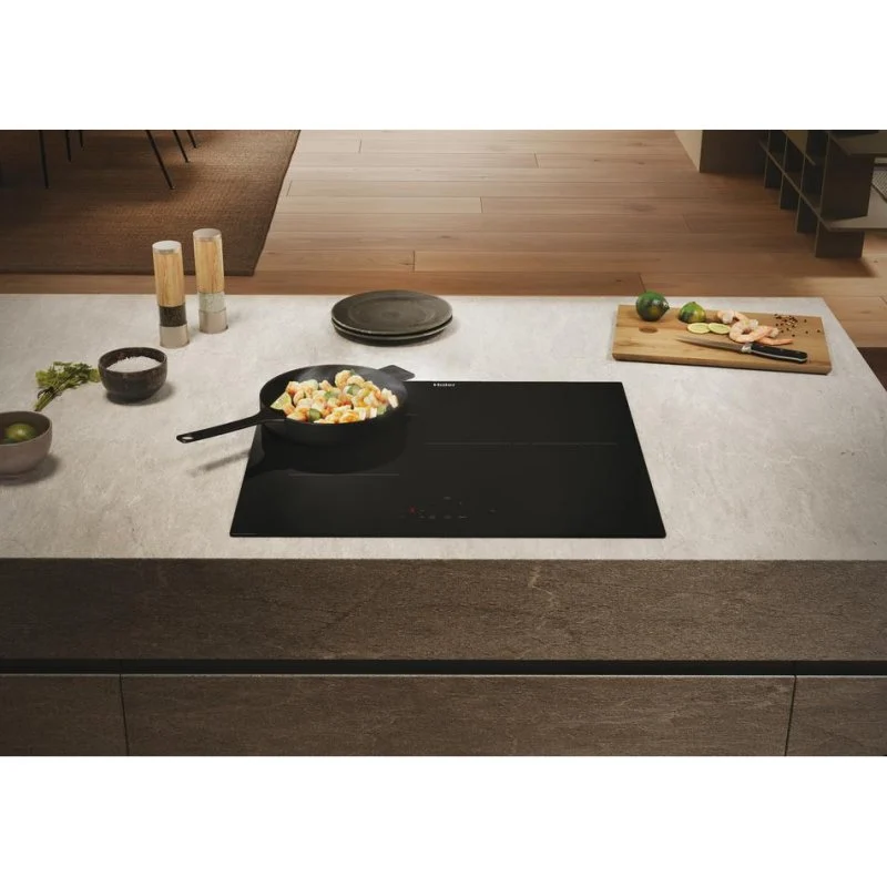 Detalle 2 de Haier HAI633CD/E1: placa de inducción de 3 zonas con panel táctil y asistente culinario