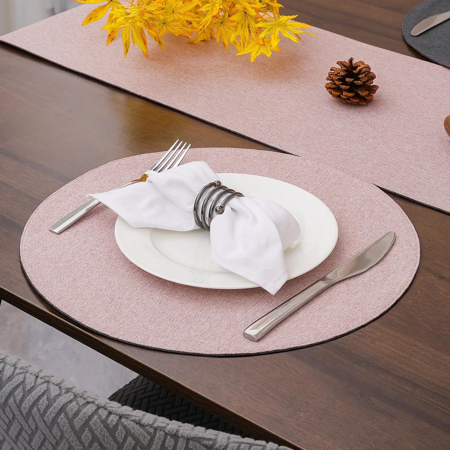 Detalle 2 de Banchif Tischsets Ø38 cm aus Leinenimitat, rutschfest, beidseitig genutzt – 8er Set Grau-Rosa