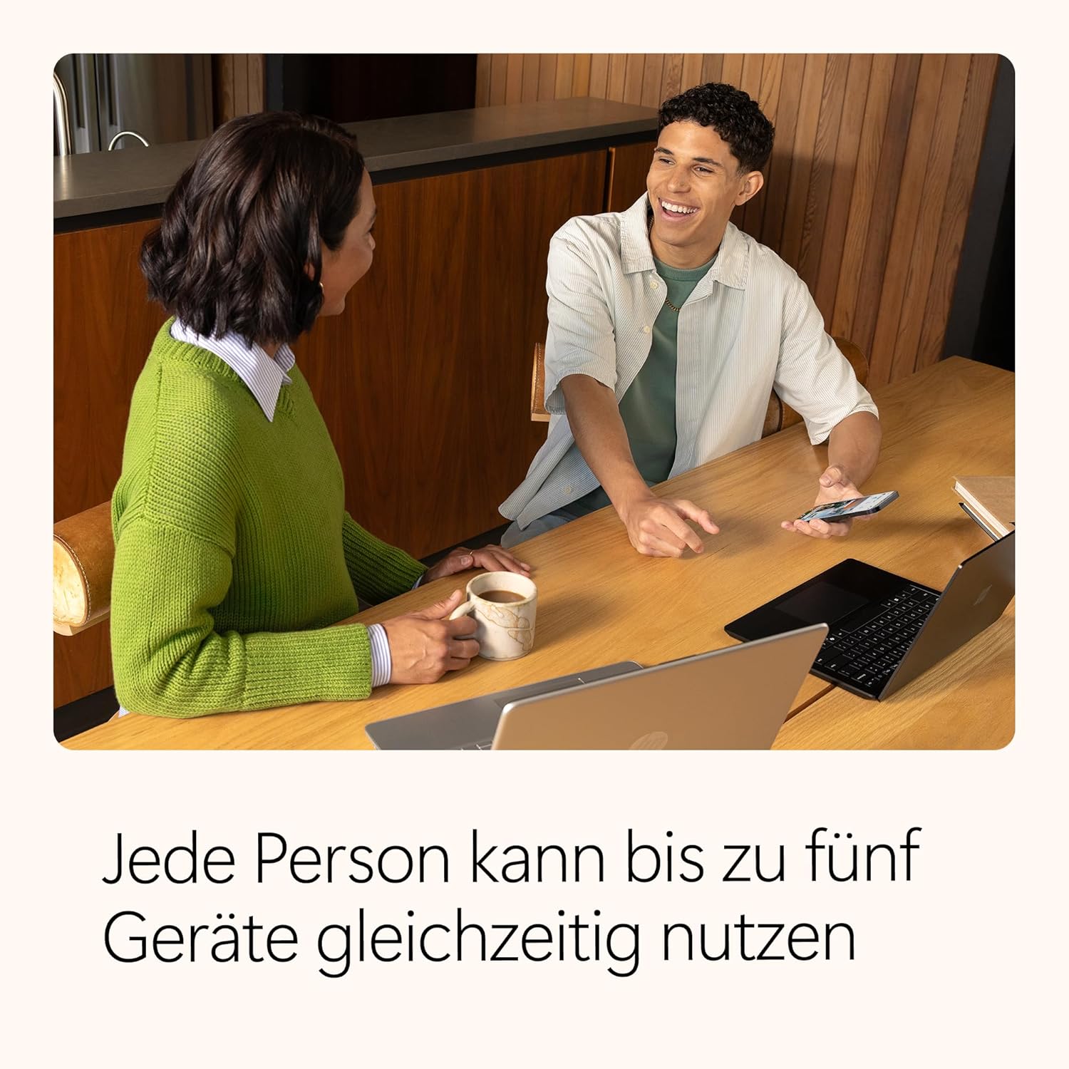 Detalle de Microsoft 365 Family – 1 Jahr, bis zu 6 Personen, mit KI-Apps, 6 TB Cloudspeicher und Norton 360 Deluxe