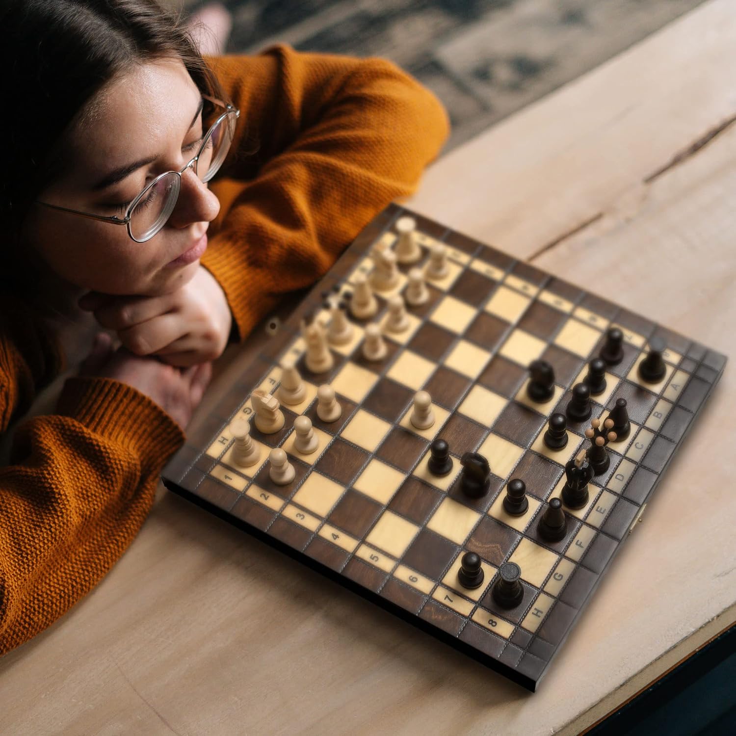 Detalle de Husaria European International Chess Wooden Game Set, 'King's Continental' — 35 cm Medium Folding Board with Handcrafted Sycamore Pieces