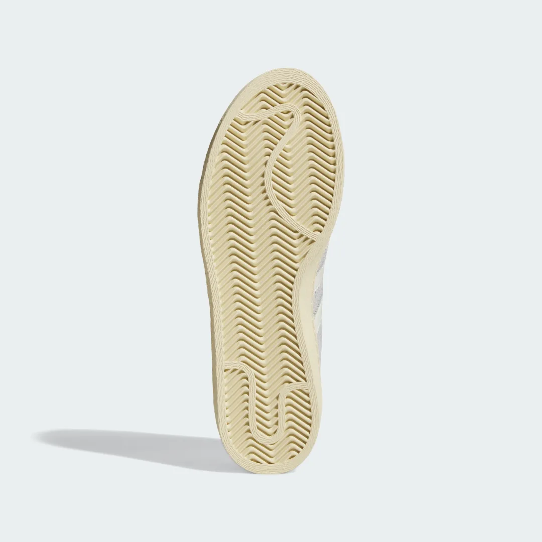 Detalle de Adidas Jabbar Lo Gris: versatilidad y estilo urbano en una zapatilla clásica
