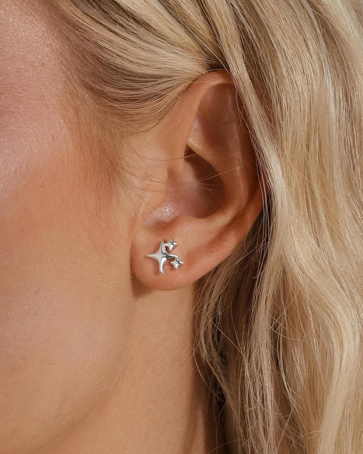 Detalle 2 de MUMREUES Ohrringe Gold 14 Karat Vergoldet Stern – Minimalistische Sternstecker, hypoallergen