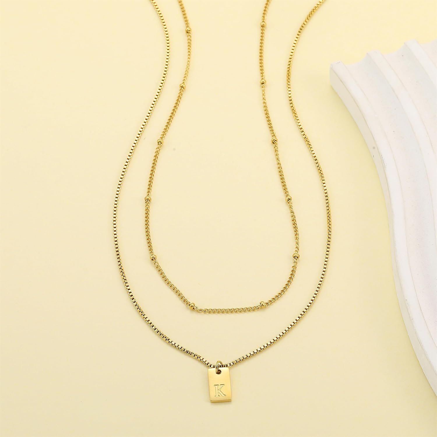 Detalle de RWQIAN Layered Initial Letter Necklace – Stainless Steel Silver or Gold A–Z Pendant for Women