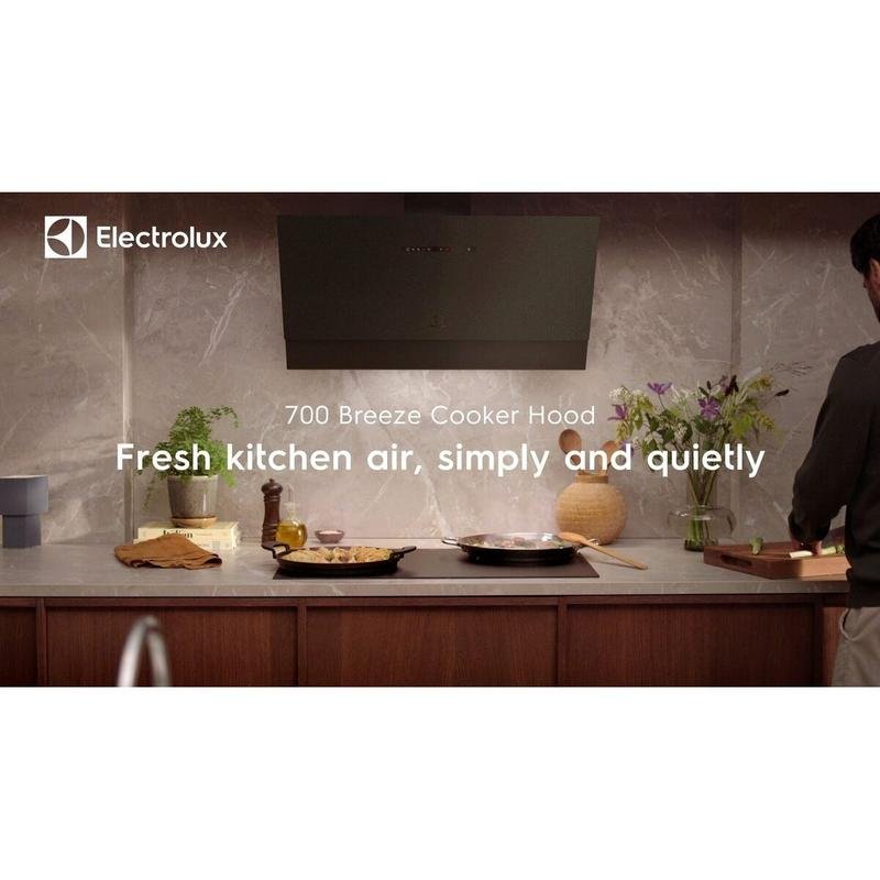 Detalle de Electrolux LFT819K: Campana extractora 90 cm con ducto o recirculación, acabado negro