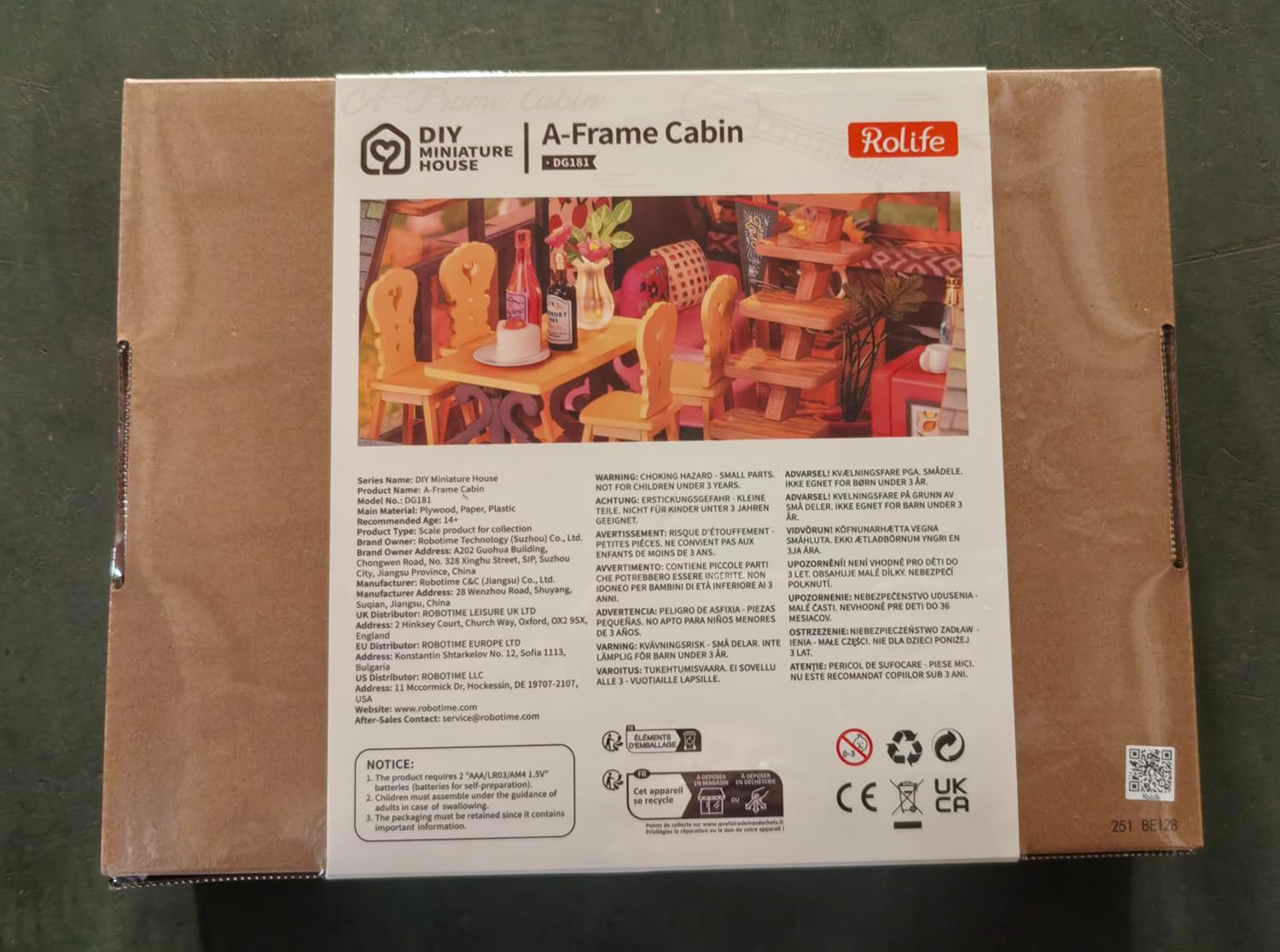 Detalle de Rolife Maison de Poupée Cabane A-Frame – Kit miniature bois, lumière LED et ambiance forestière
