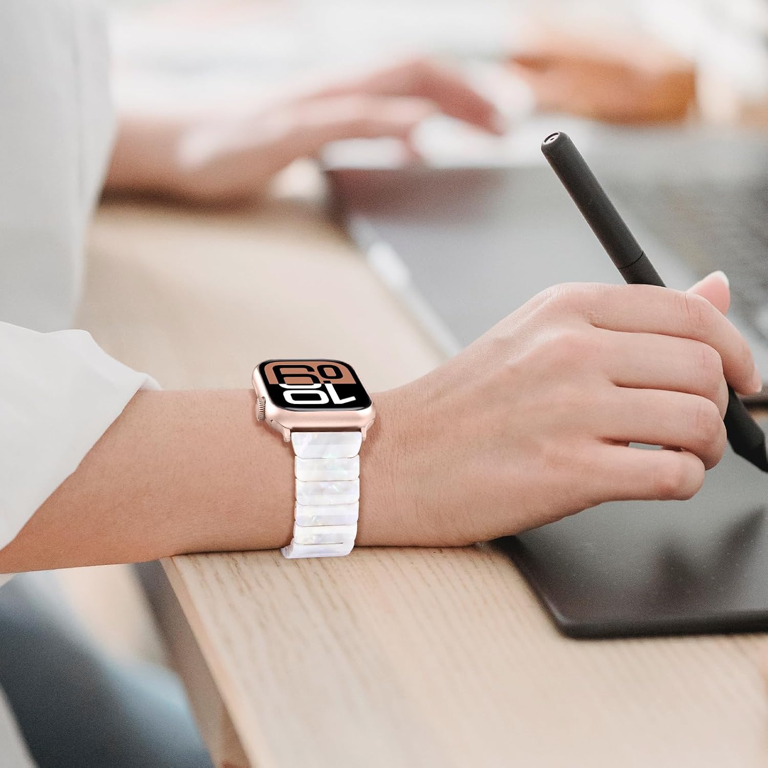 Detalle de V-MORO Resin Band for Apple Watch (41/40/38mm & 42mm) – Aurora White
