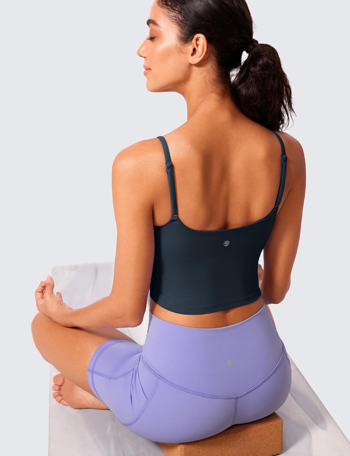 Detalle de CRZ YOGA Butterlift Women's Scoop Neck Longline Sports Bra — Built-in, Removable Pads, U Back