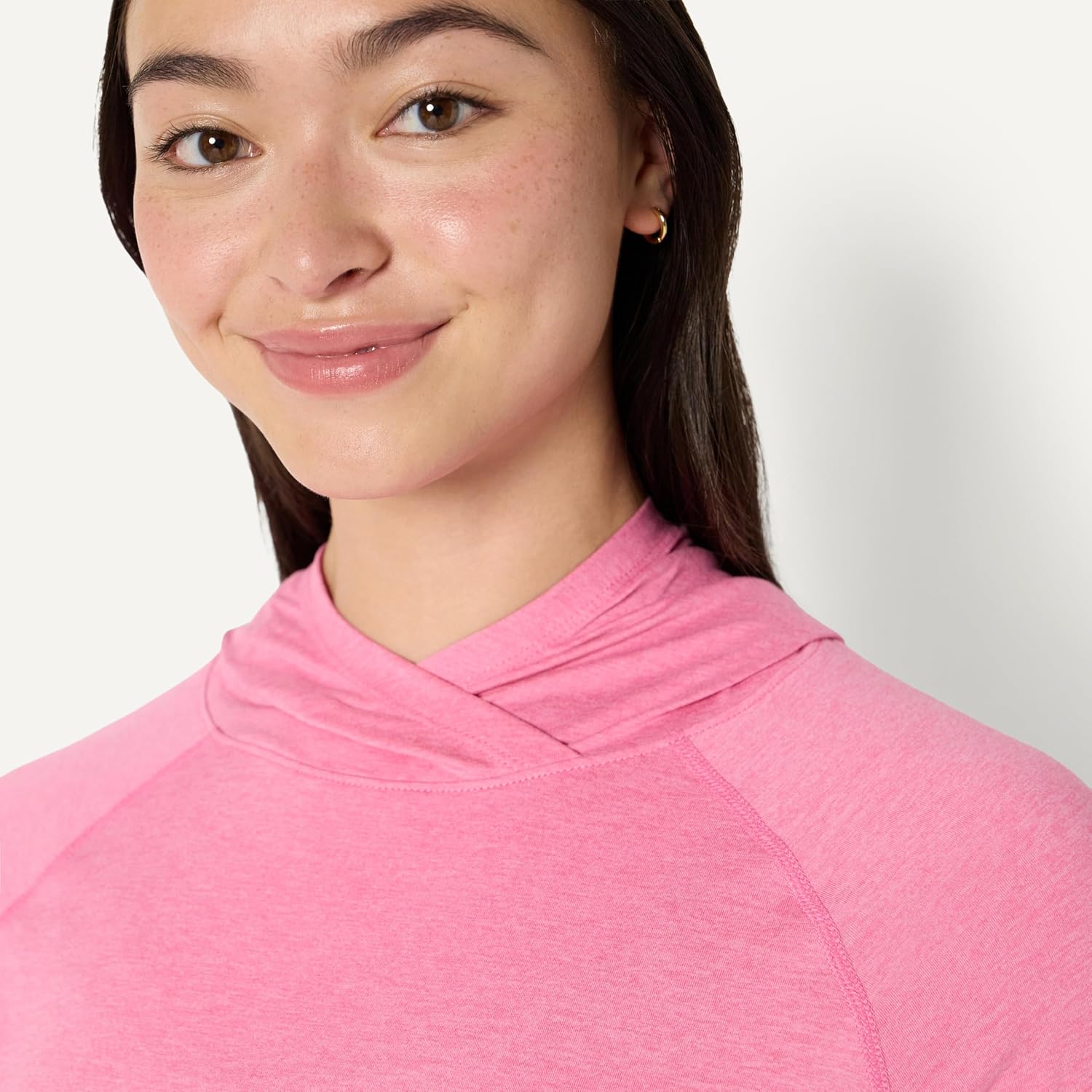 Thumbnail 3 de Amazon Essentials Women’s Athletic Soft Performance Lightweight Long-Sleeve Pullover Hoodie