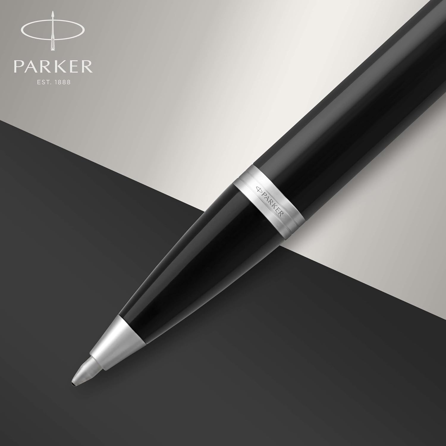 Detalle de Parker IM Kugelschreiber in Schwarz mit Chromteilen, mittlere Spitze und blauer Mine – in Geschenkbox