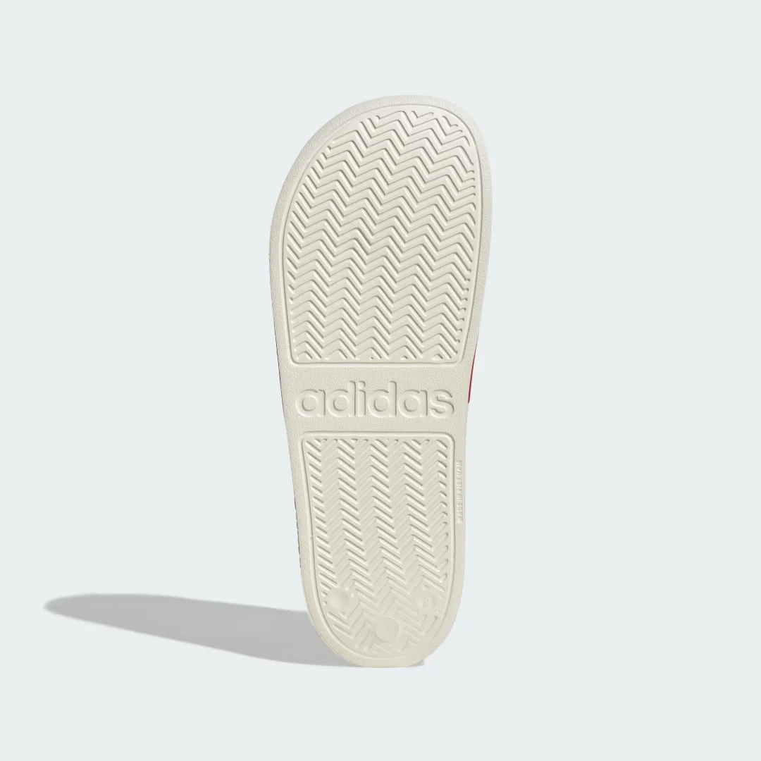 Detalle de Adilette Shower Slides de Adidas, rojo: guía de compra para uso diario y en el gimnasio