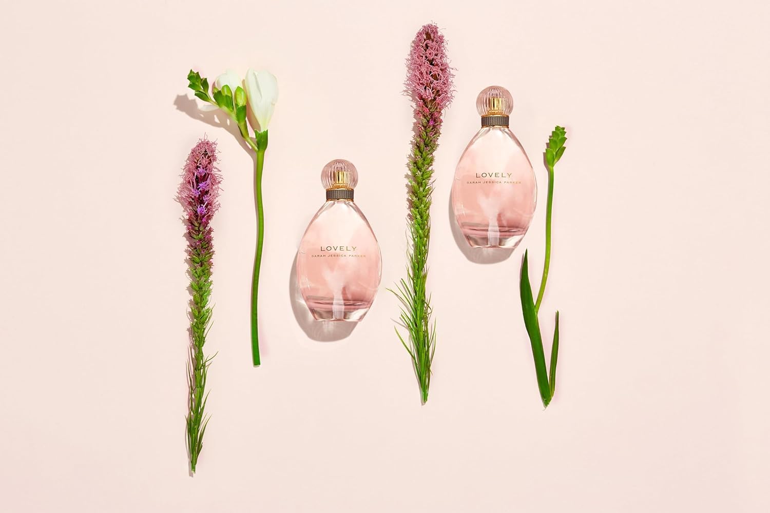 Detalle 2 de Sarah Jessica Parker Lovely Eau de Parfum für Frauen (50 ml) Spray – zarter Amber-Duft für unterwegs