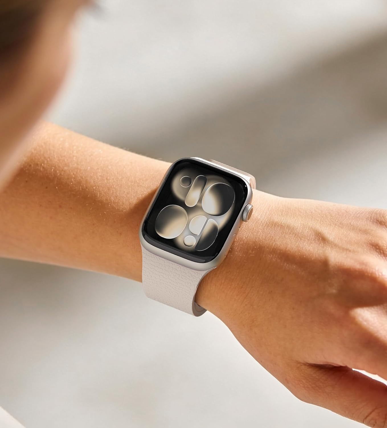 Detalle de Magnetic Silicone Band for Apple Watch (38–42mm) with Strong Clasp — Starlight
