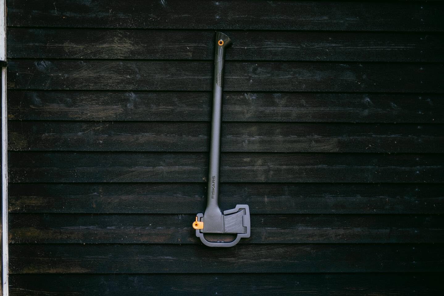 Detalle de Fiskars Merlin Solid A19, L — Hache de fendage 65 cm (1,6 kg) avec étui et revêtement antiadhésif