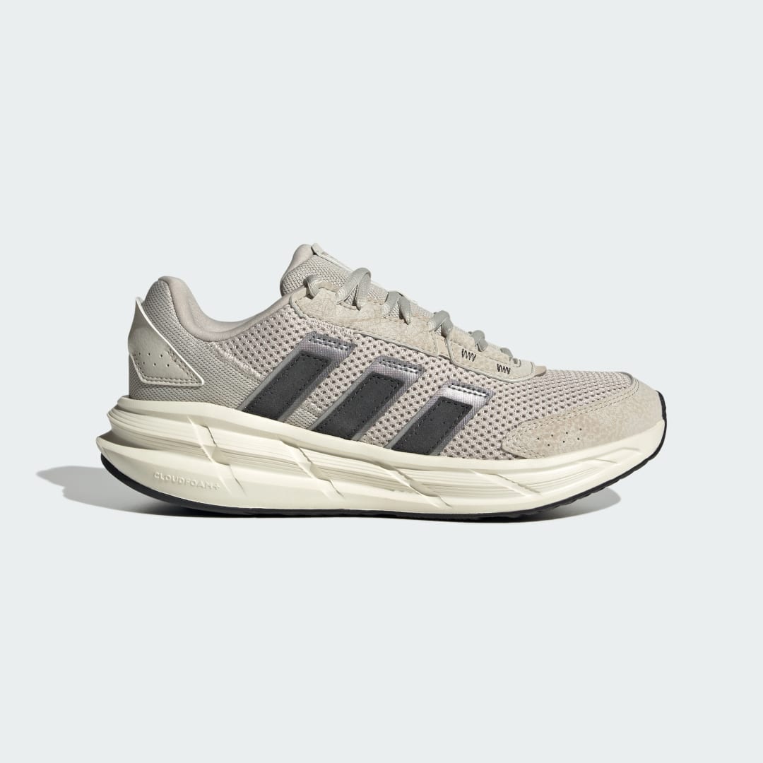 Detalle de Zapatilla Astrastar Beige de Adidas: comodidad y estilo diario