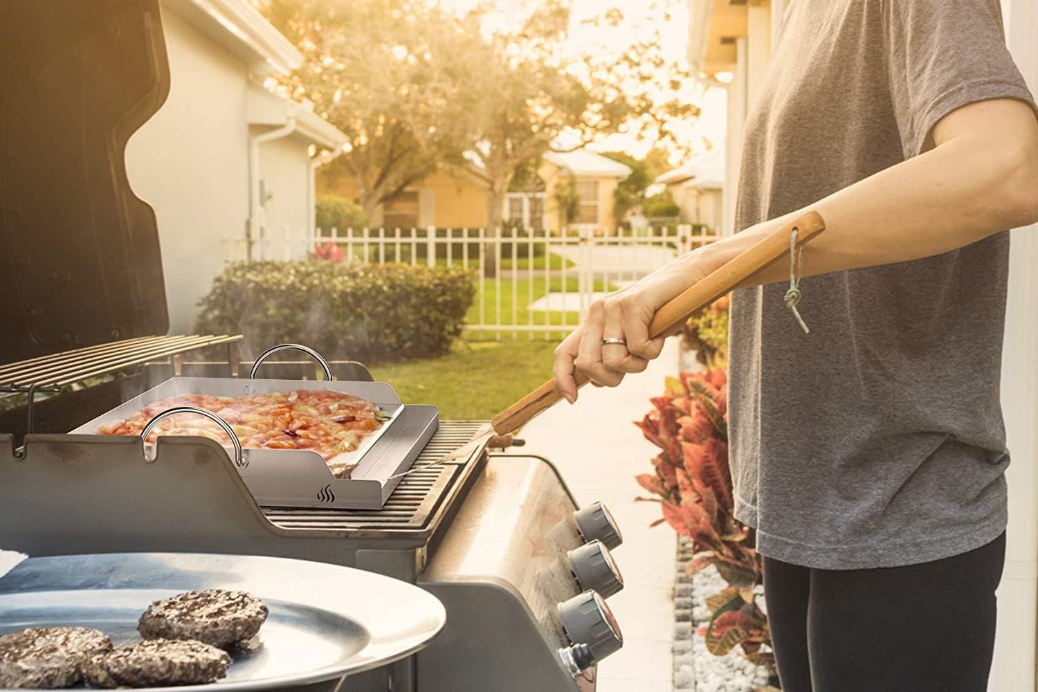 Detalle 2 de onlyfire Stainless Steel Rectangle Griddle Plancha (62.8x40.6x7cm) for BBQ gas and charcoal grills