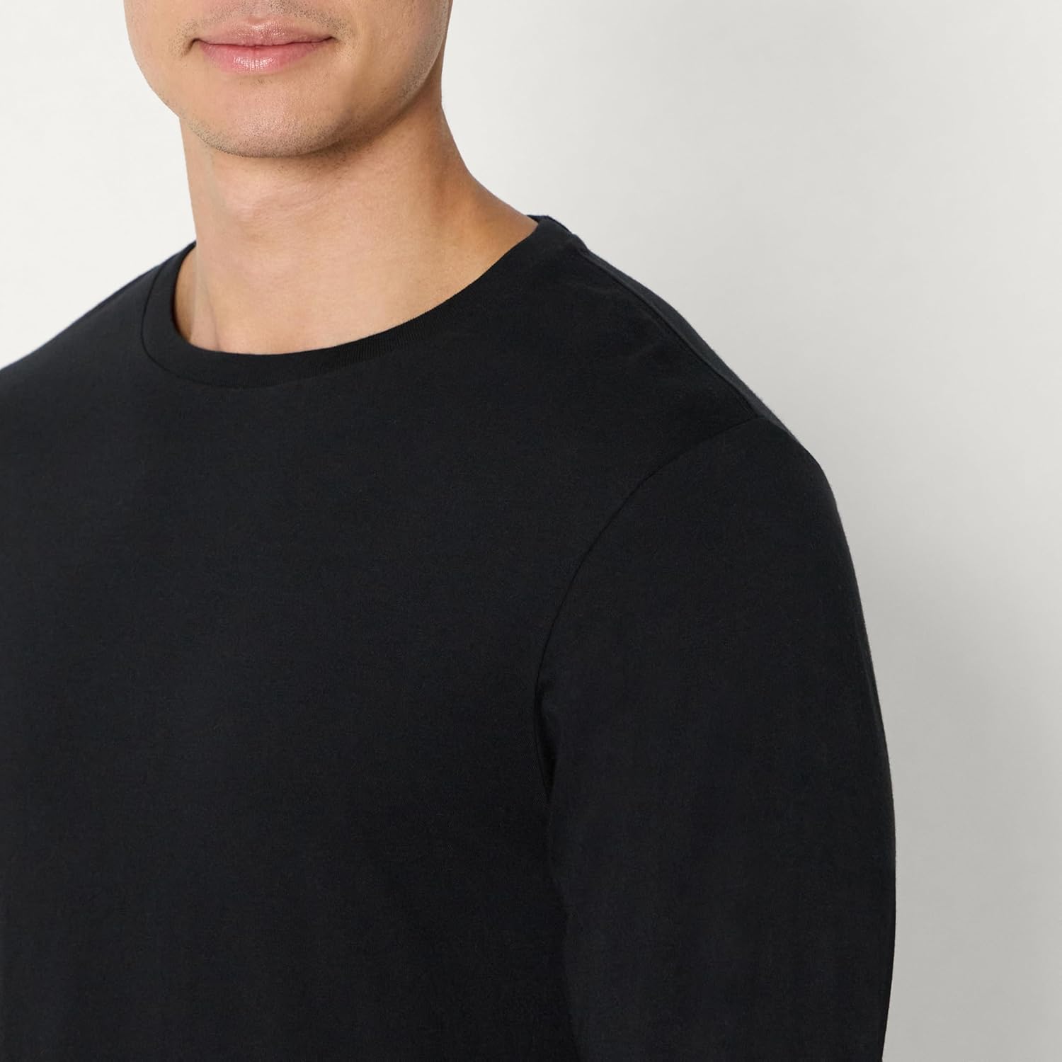Thumbnail 2 de Amazon Essentials Herren Unterhemden aus Baumwolle im Slim-Fit mit Rundhalsausschnitt, 6er-Pack