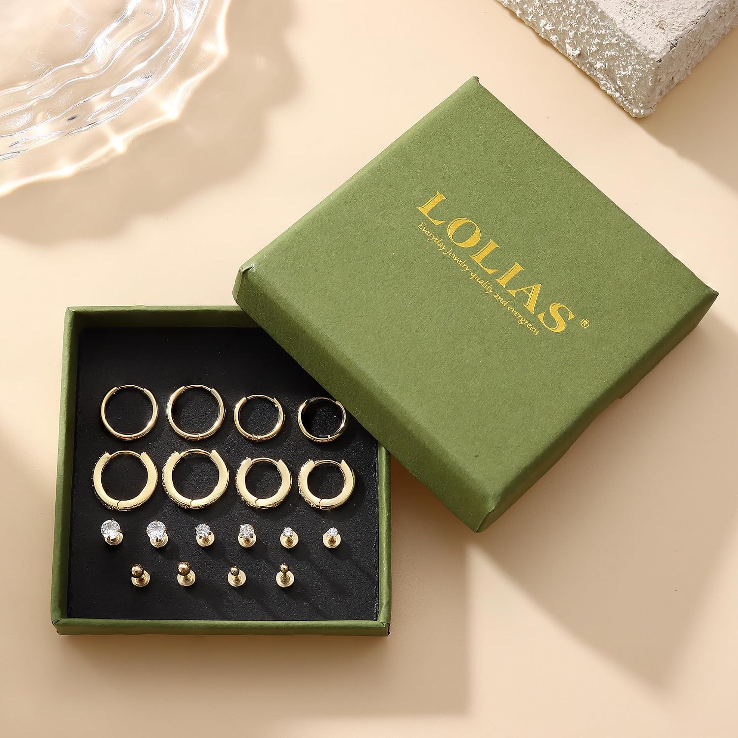 Detalle 2 de LOLIS 9-Paar Ohrringe Set – hypoallergen, 316L Chirurgenstahl, 14K Goldbeschichtung