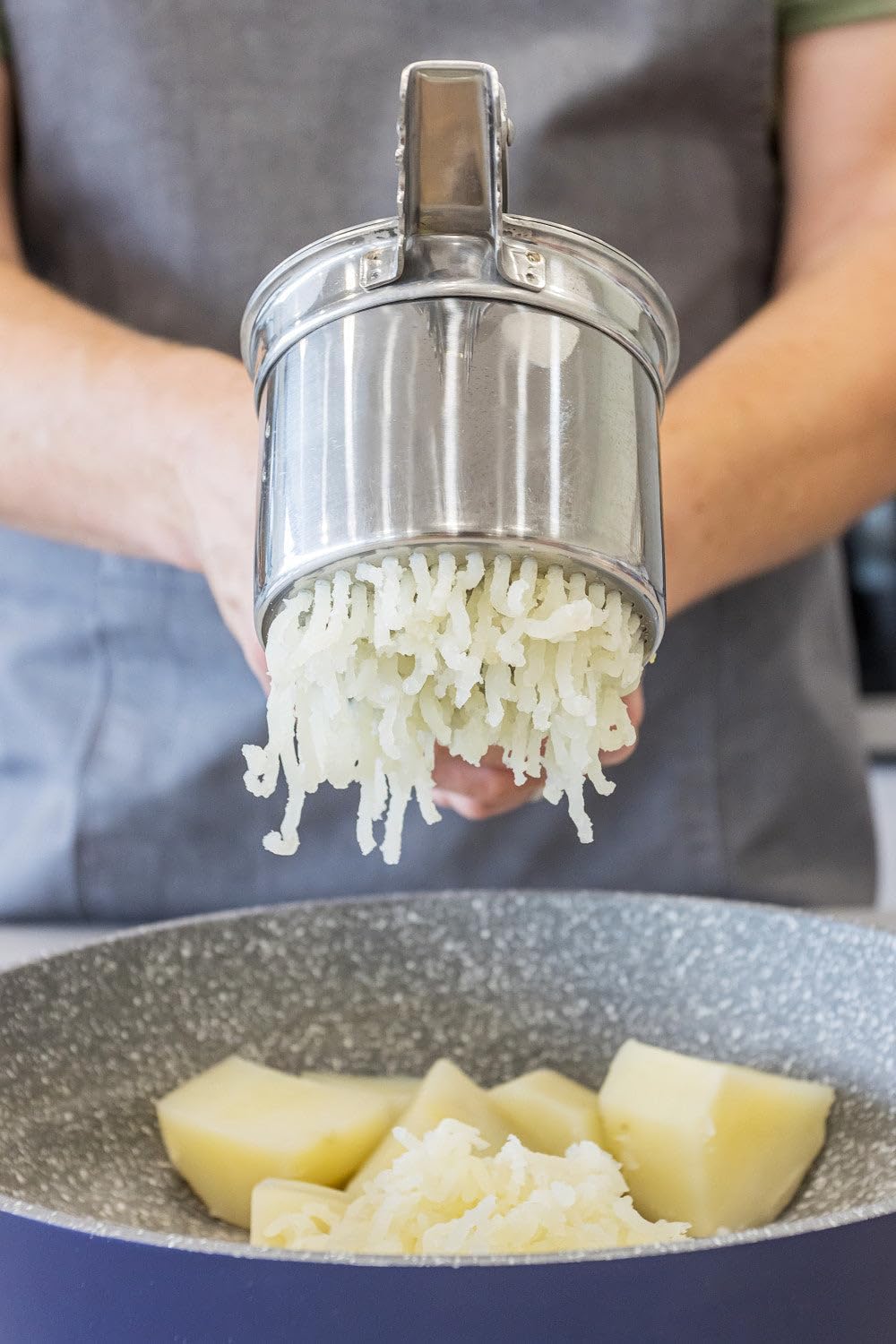 Detalle 2 de MasterClass Deluxe aardappelpers van roestvrij staal, 31 cm