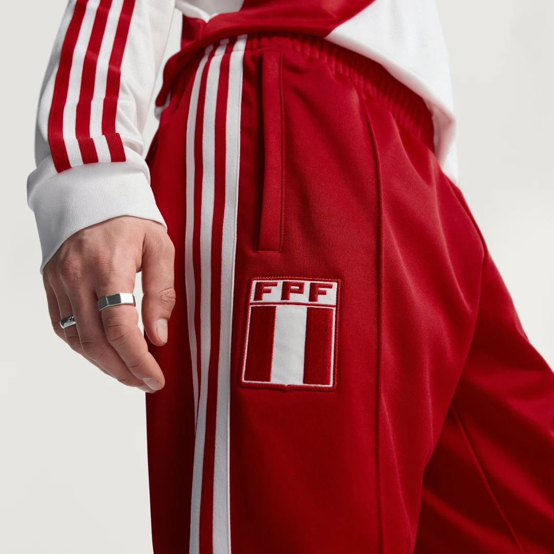 Detalle de Pantalón de chándal Perú de Adidas (Rojo) – comodidad para entrenos y ocio