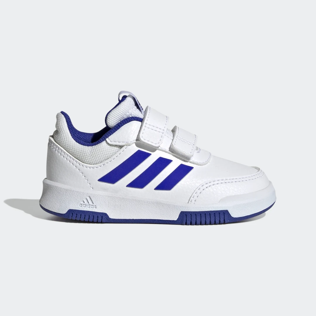 Detalle de Adidas Tensaur Hook and Loop: zapatilla blanca para uso diario y comodidad sencilla