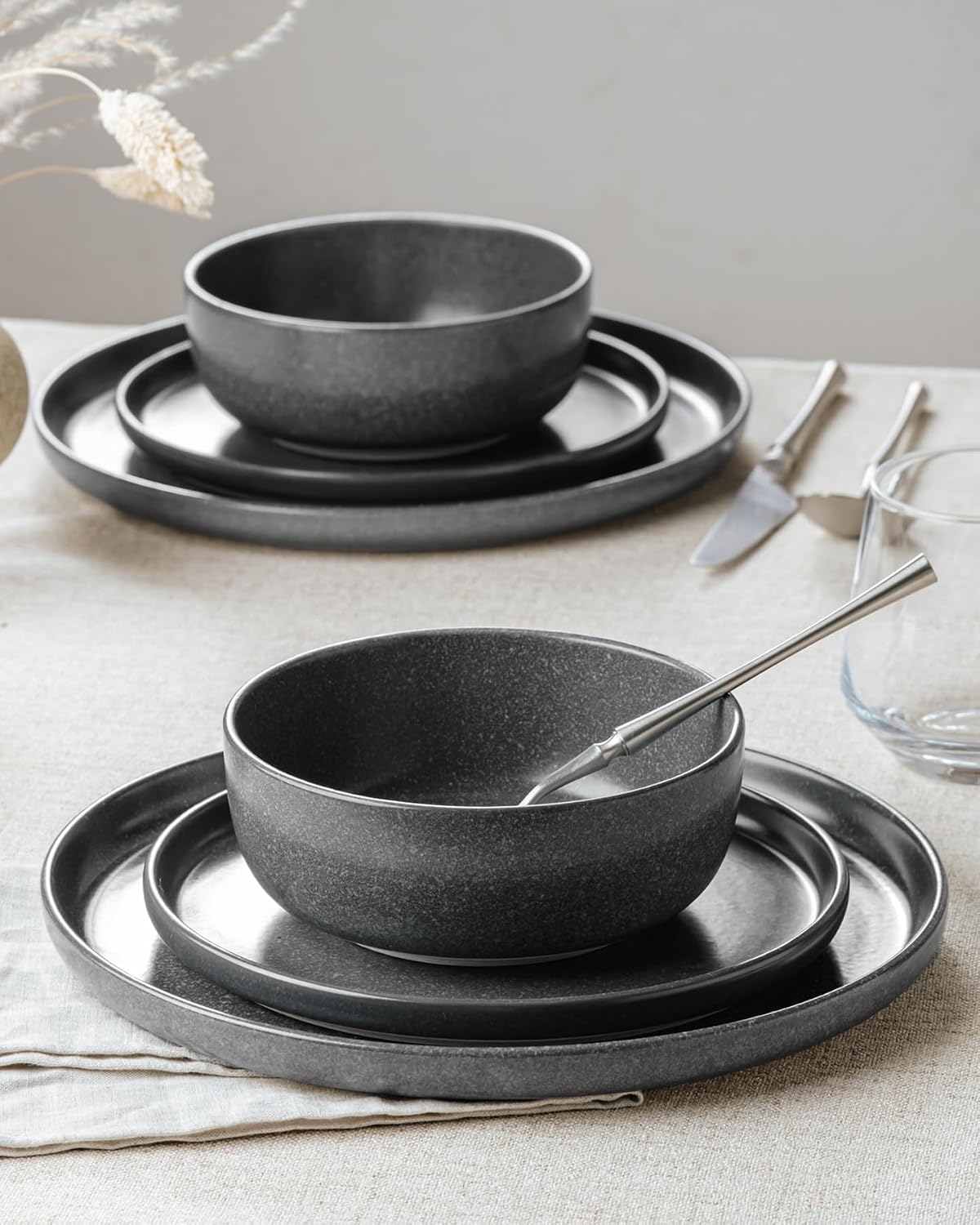 Detalle de Famiware Milkyway Stoneware Dinnerware Set (Service for 4) in Matte Dark Charcoal