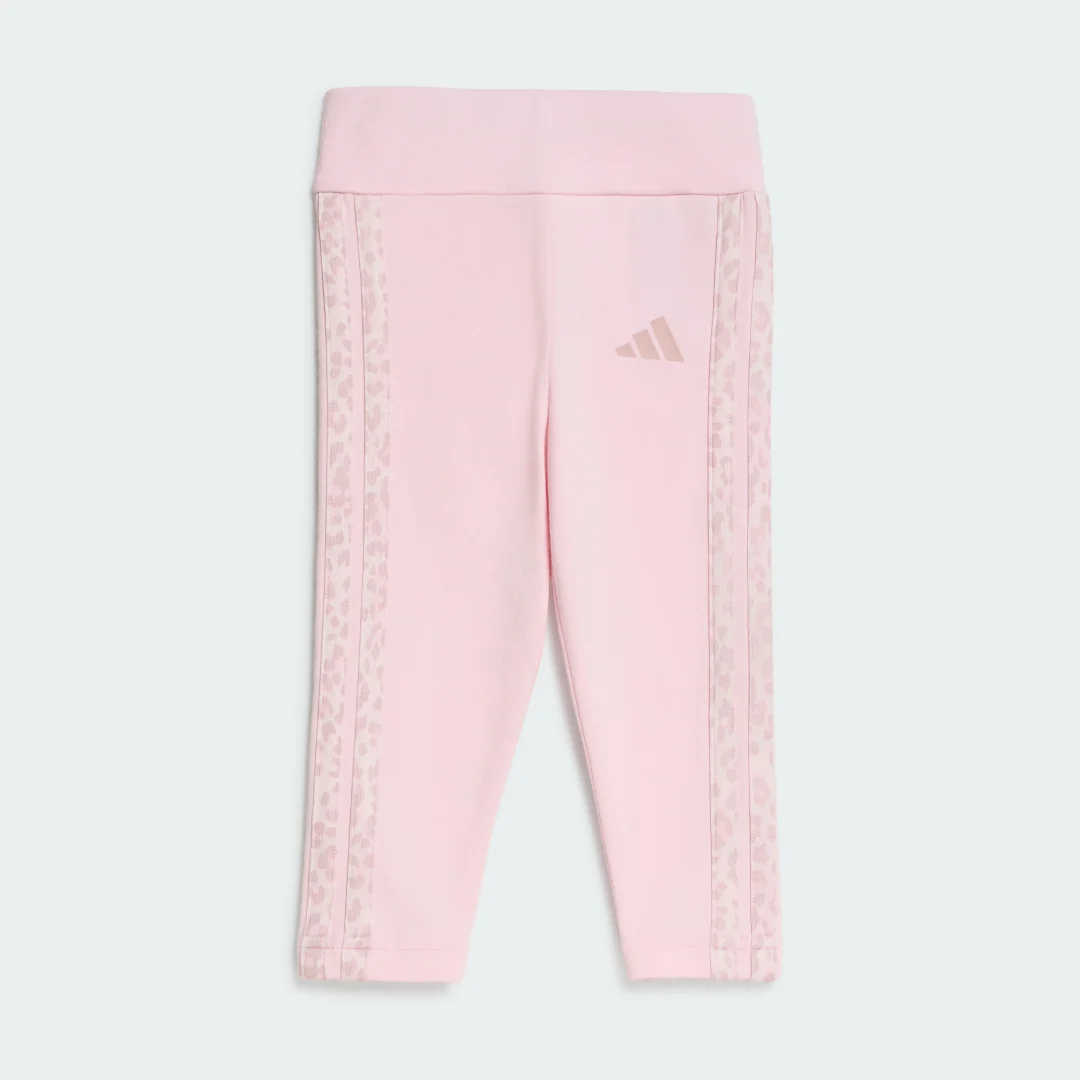 Detalle 2 de Conjunto Adidas con mallas y estampado animal en rosa