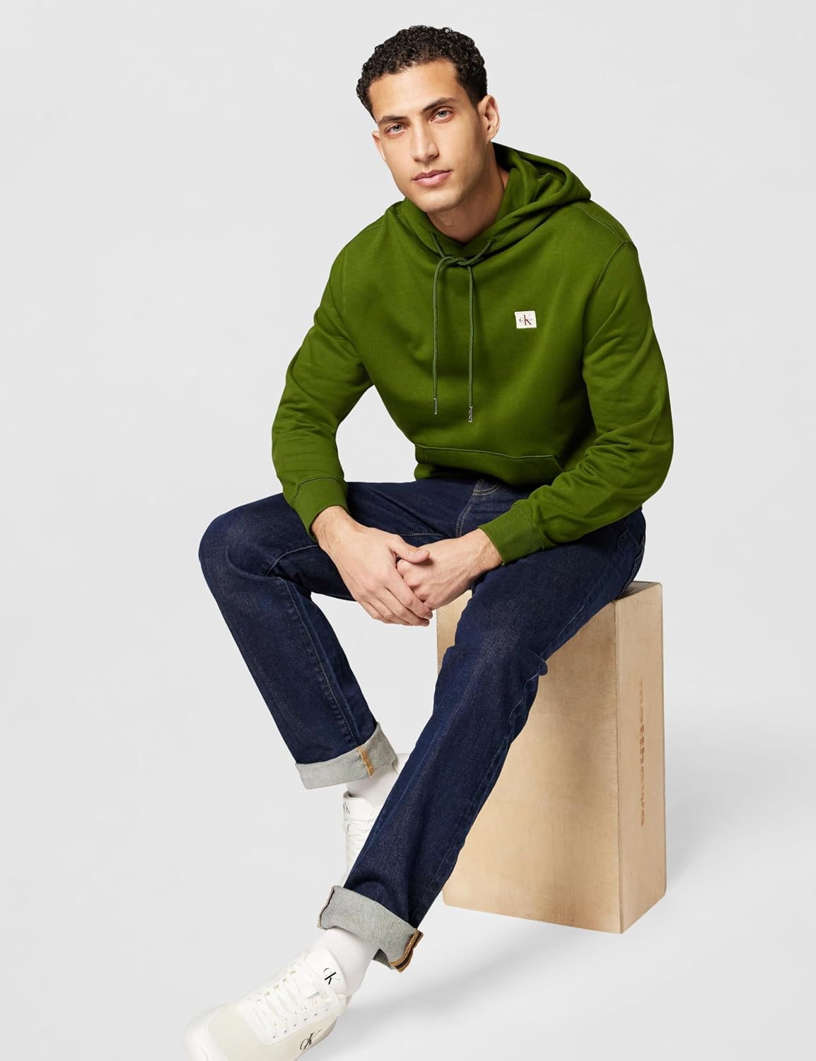 Detalle 2 de Calvin Klein Hoodie Hombre Terry Badge con Capucha