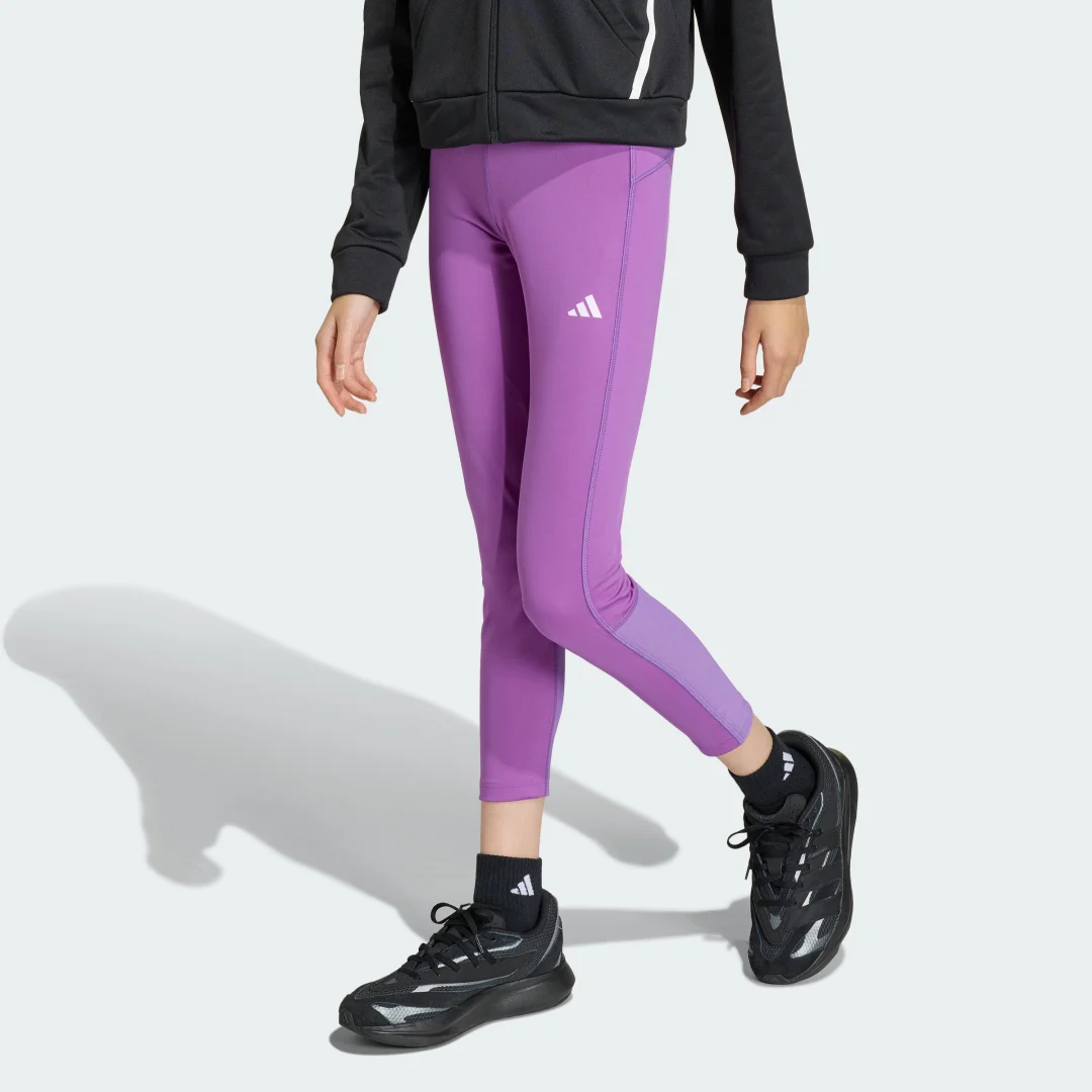 Detalle de Mallas Techfit 7/8 de Adidas – color violeta
