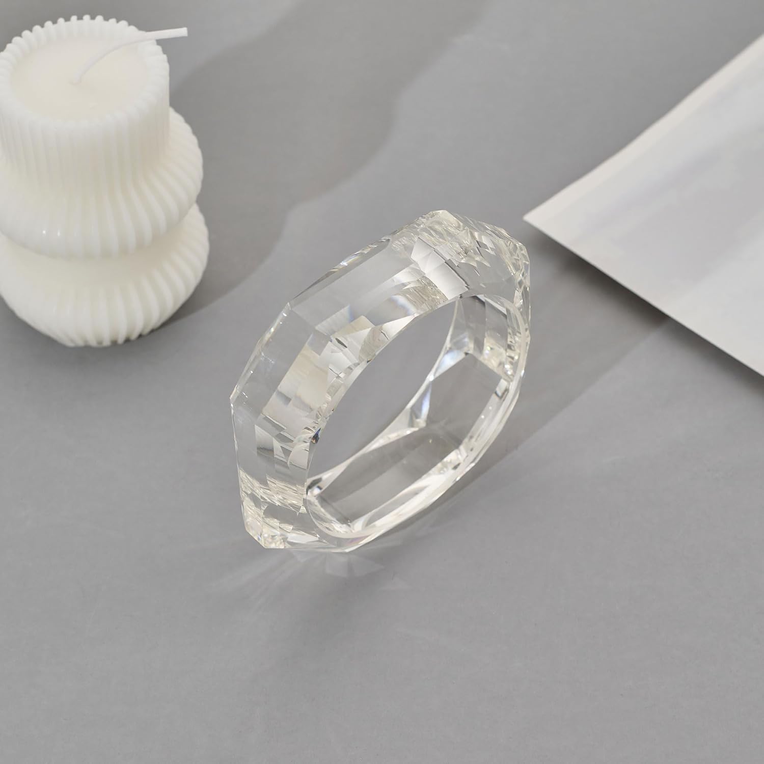 Detalle de TOVABA Resin Bangle for Women: Hypoallergenic, Fade-Resistant Clear Geometric Bracelet