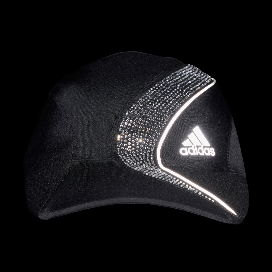 Detalle de GORRA RHINESTONES de Adidas: estilo atemporal en color negro con detalles brillantes