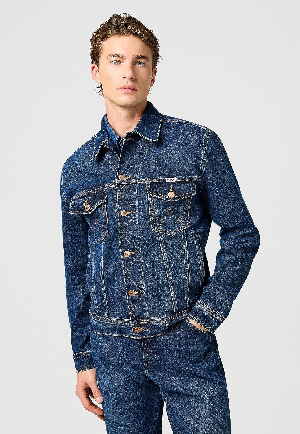 Detalle de Wrangler Men's Classic Denim Jacket: Reliable Everyday Layer