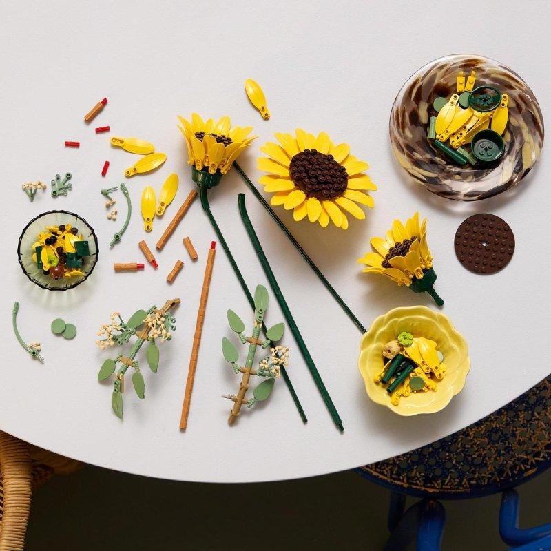Detalle 2 de LEGO Botanicals Ramo de Girasoles 11502 — 686 piezas para adultos, arte floral modular