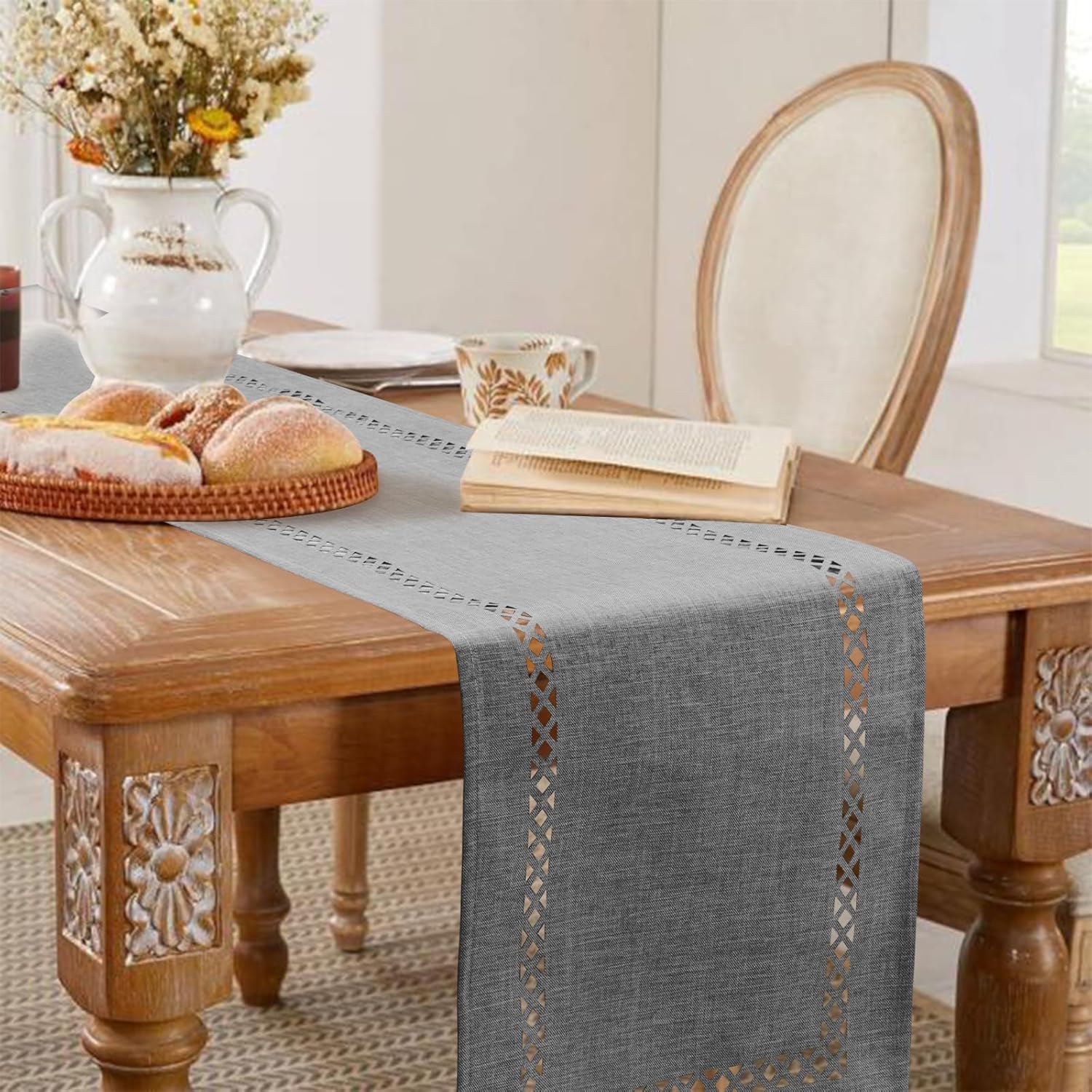 Detalle 2 de BAZIOE modern grey linen table runner with openwork pattern