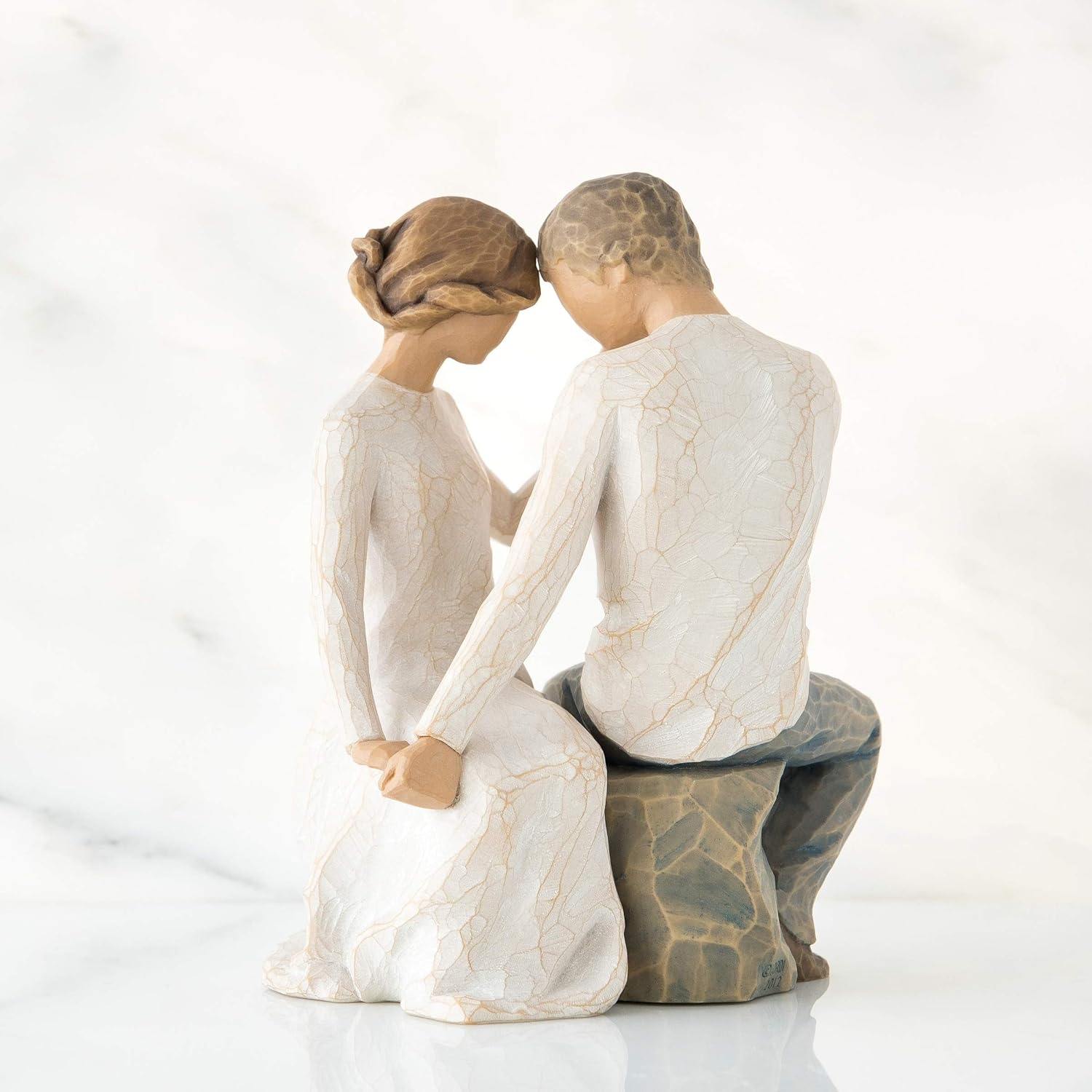 Detalle de Enesco Willow Tree Around You Figurine – Handbemalte Harzskulptur, 16 cm