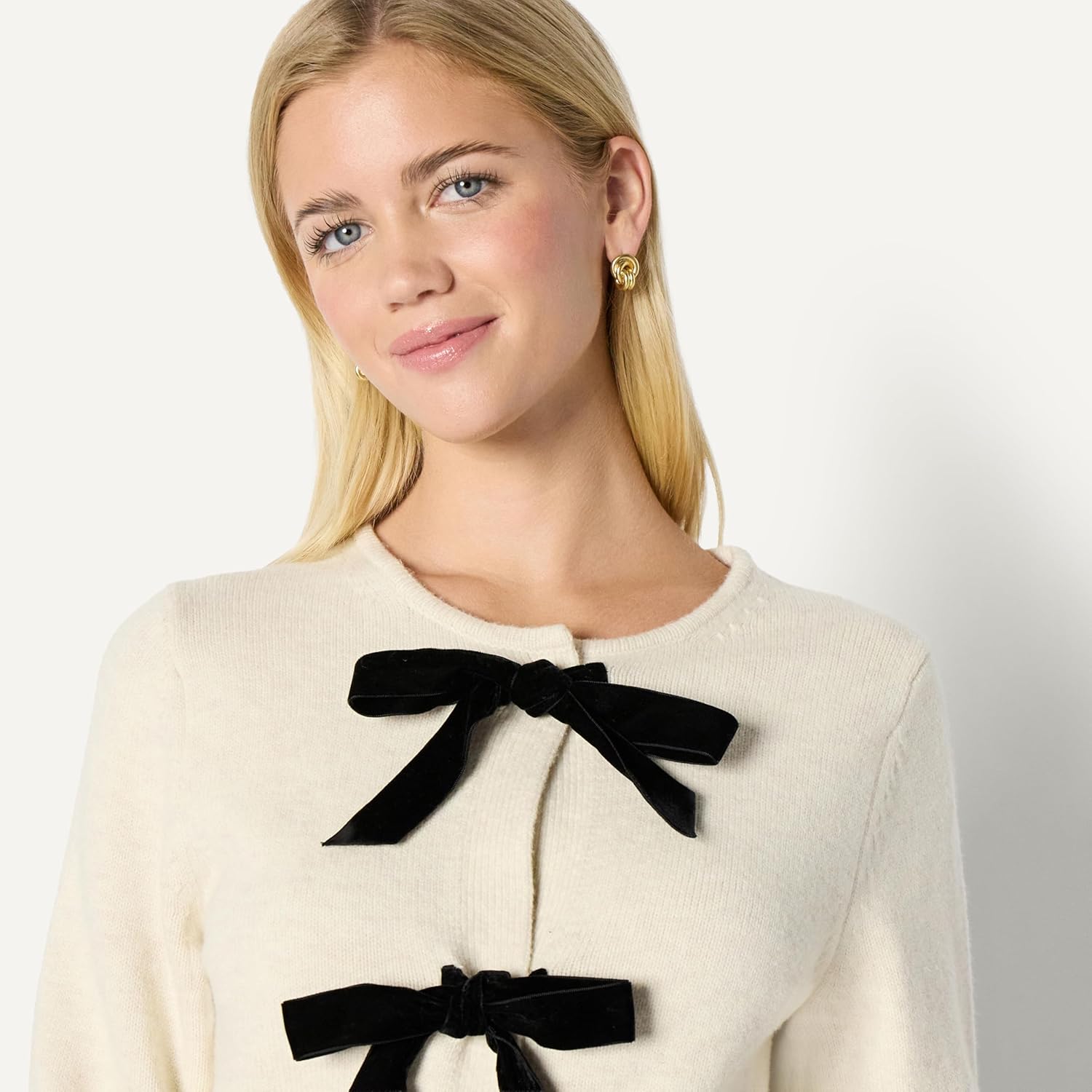 Detalle de Amazon Essentials Damen Strickjacke mit Schleifenverschluss – Regular Fit, Lange Ärmel