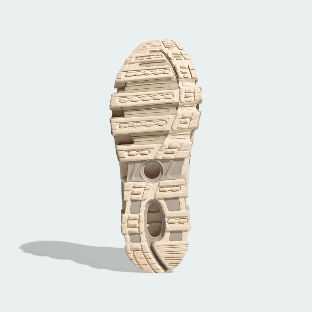 Detalle de Zapatilla Mega Ghostride de Adidas: estilo y comodidad para el día a día