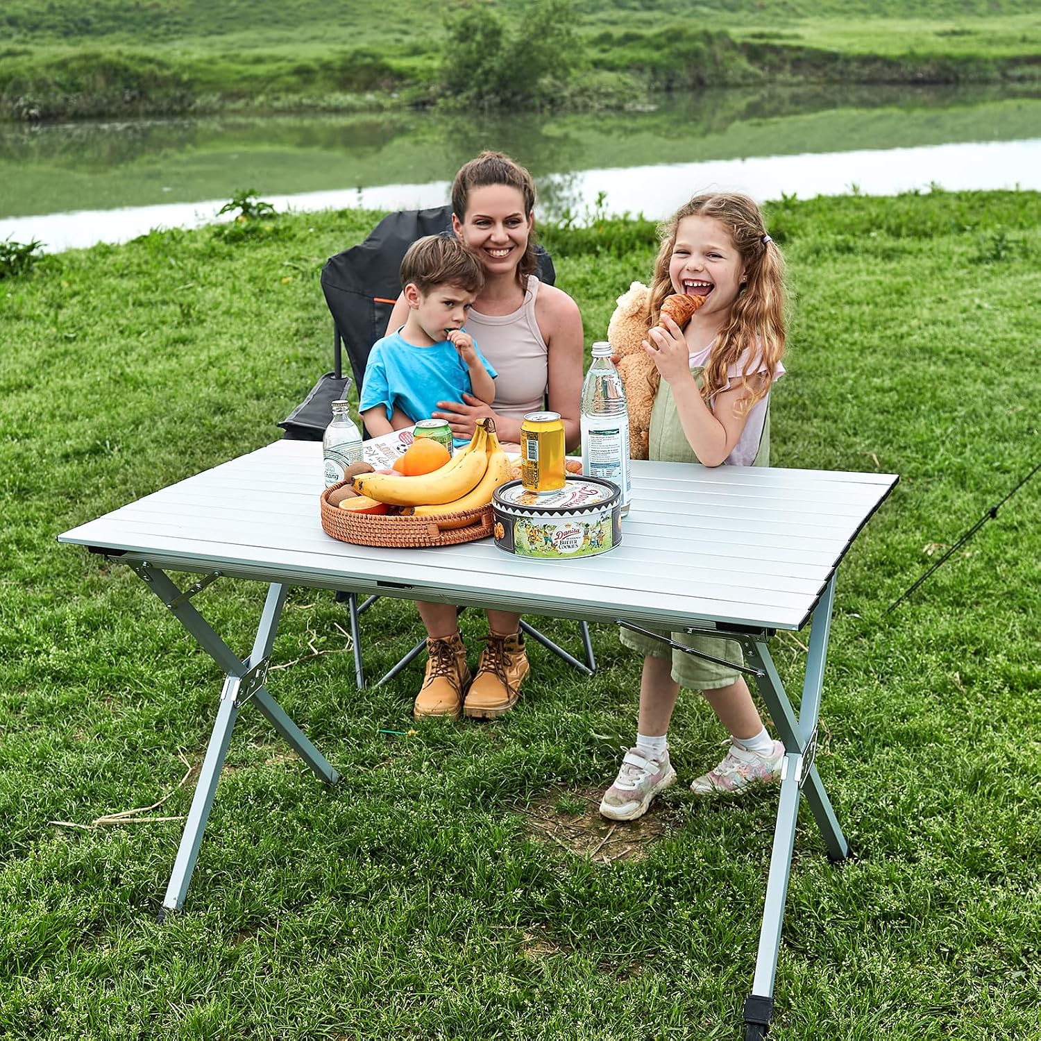 Detalle de EVER ADVANCED klappbarer Campingtisch aus Aluminium 120 x 70 cm (bis 100 kg Belastung) mit Tragetasche