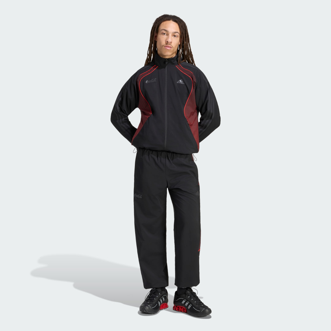 Detalle de Chaqueta adidas x Coca-Cola Teamgeist 26: estilo urbano y comodidad para fans de Coca‑Cola