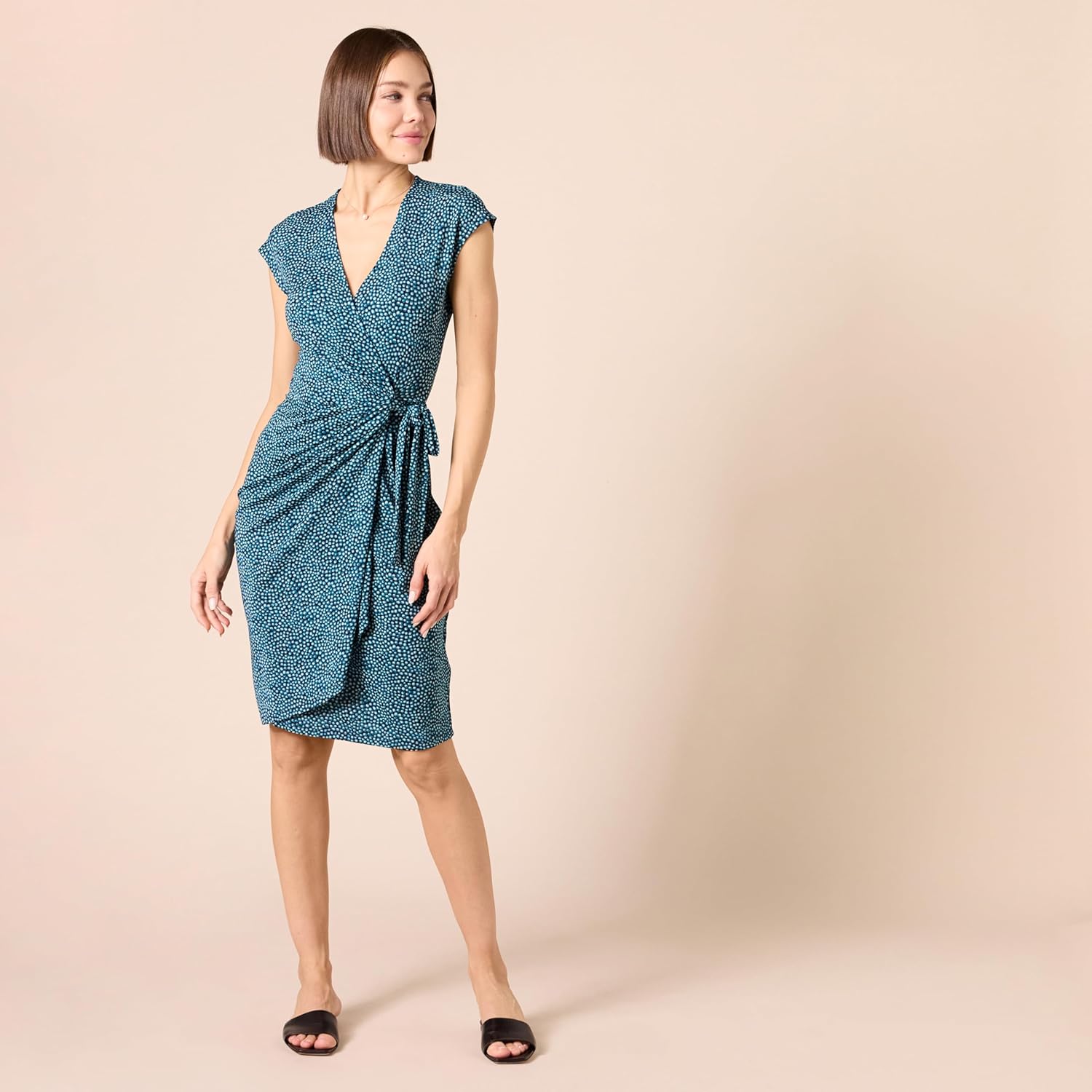 Thumbnail 2 de Amazon Essentials Damen Wickelkleid mit Flügelärmeln – klassisch, bequem & für Übergrößen erhältlich