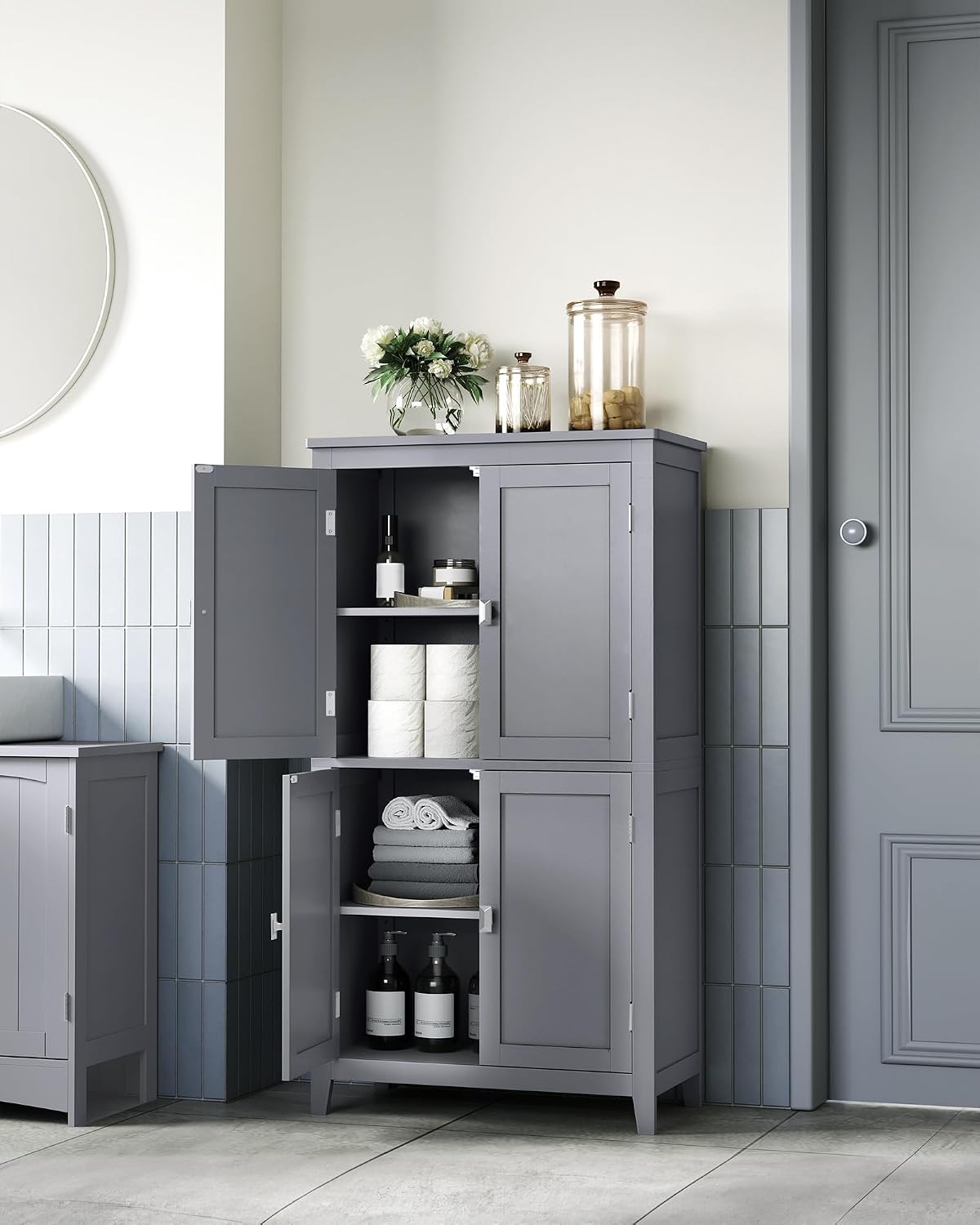 Detalle 2 de VASAGLE HELAN BBC552P36 Bathroom Cabinet, 4 Doors, Adjustable Shelves, Dove Grey