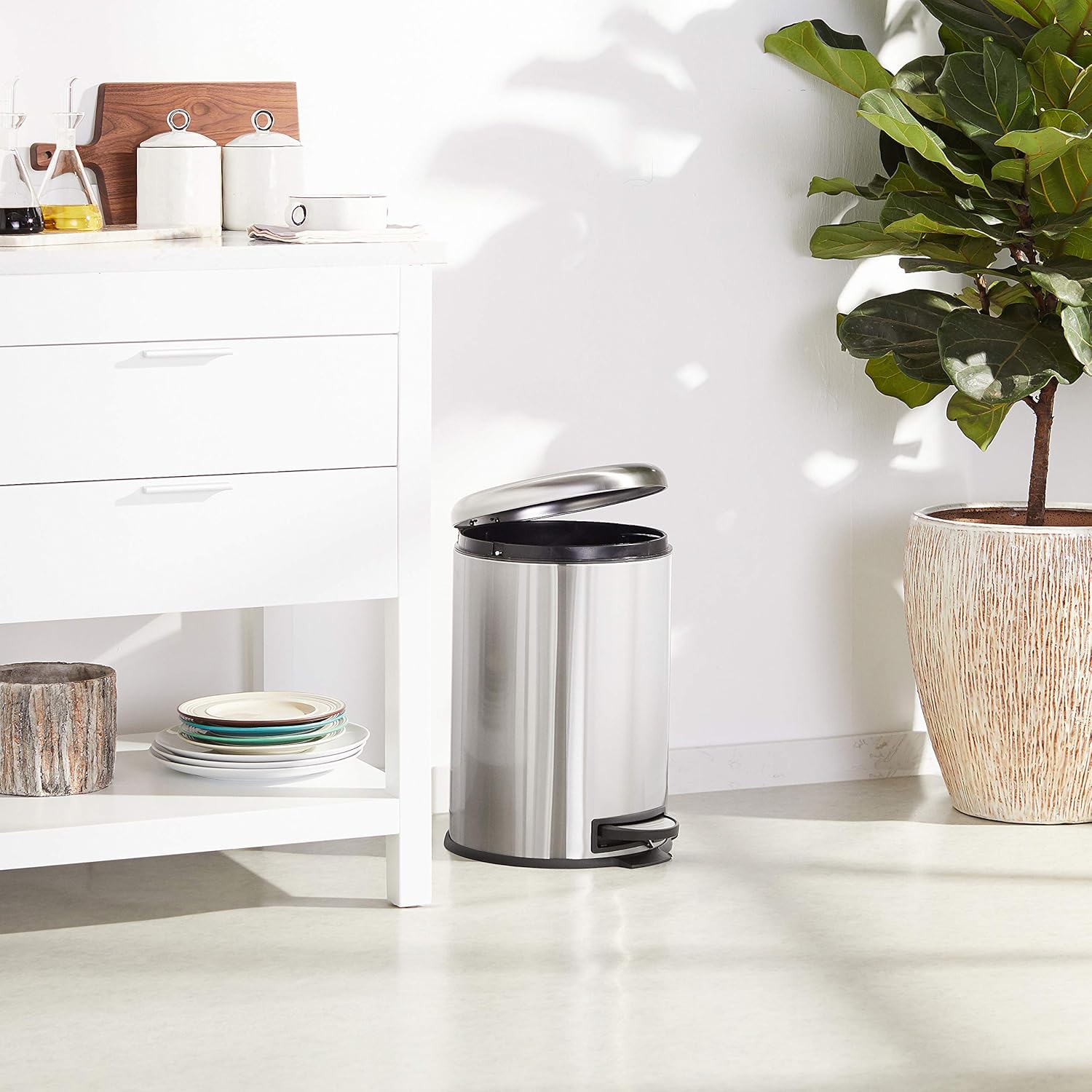 Detalle 2 de Amazon Basics 20L Cylindrical Stainless Steel Dustbin with Round Pedal and Soft-Close Lid