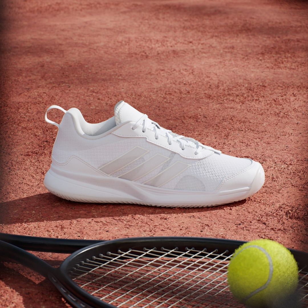 Detalle de Zapatilla de tenis Avaflash de Adidas: comodidad y estilo en blanco para entrenos y partidos