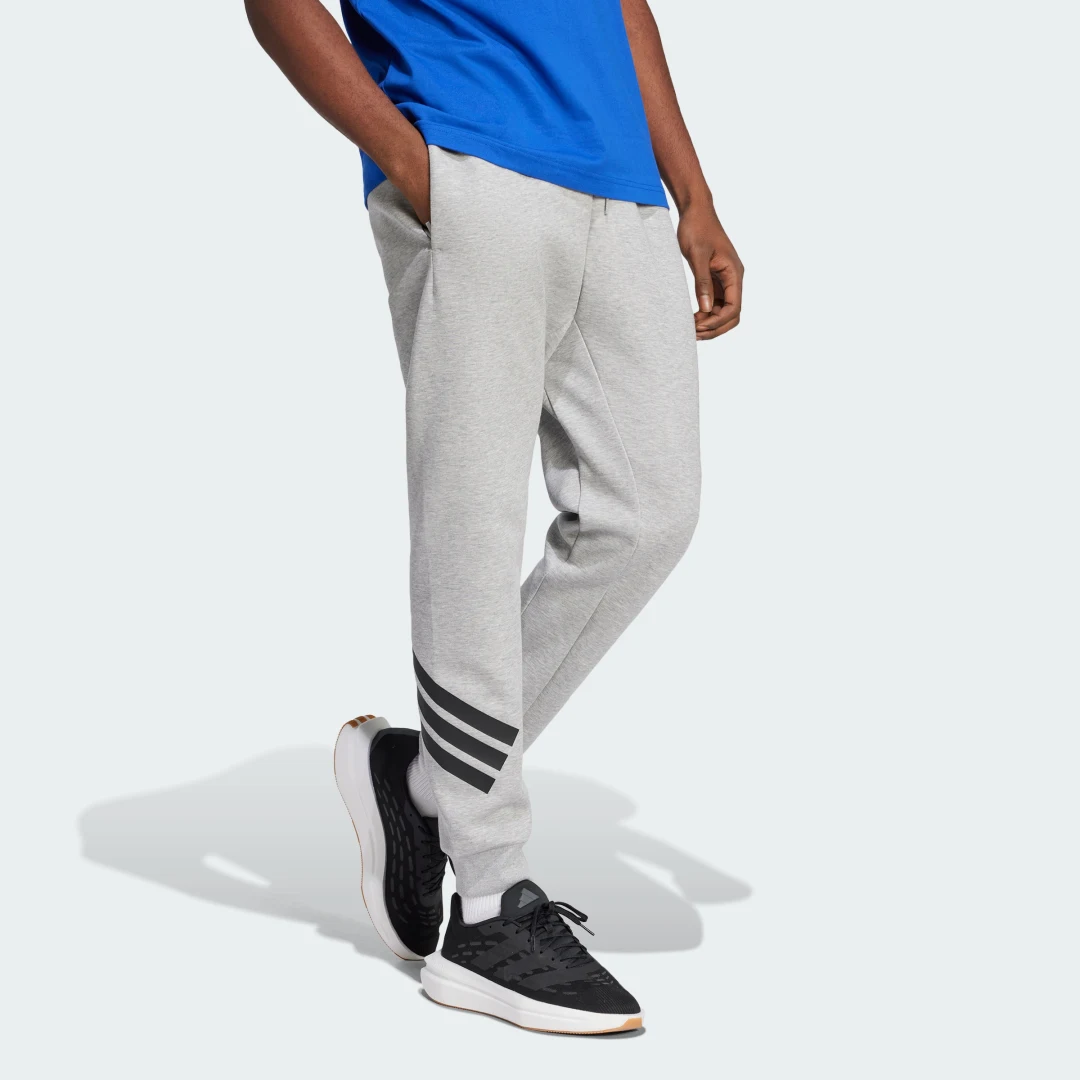 Detalle de Pantalón Future Icons 3 Stripes de Adidas – Gris, estilo y comodidad para el día a día